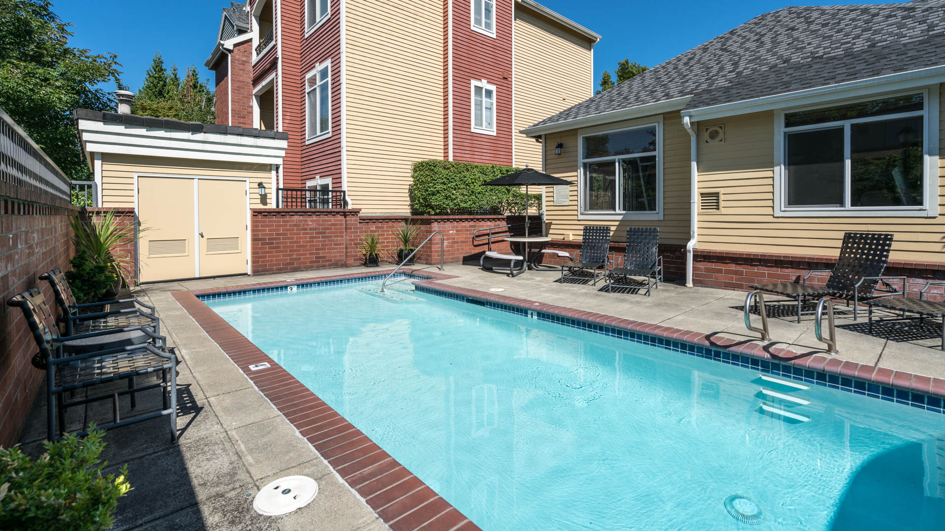 Pool at Chelsea Square Apartments