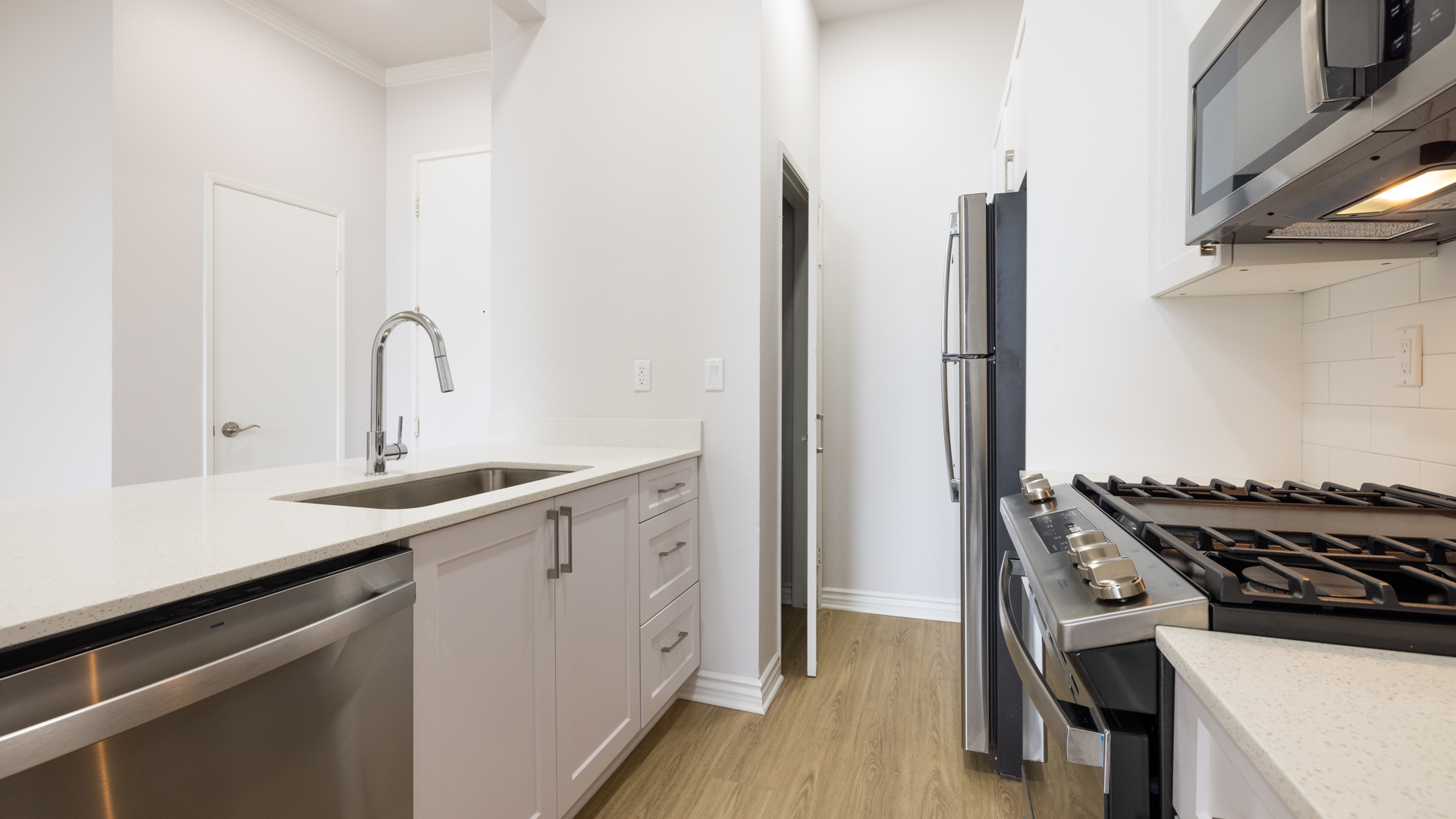 Arlo Woodland Hills Apartments 4 of 12