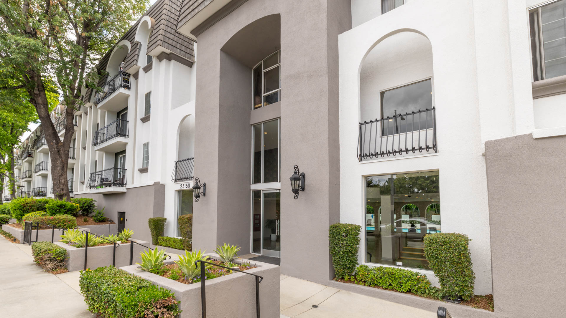 Arlo Woodland Hills Apartments 3 of 12