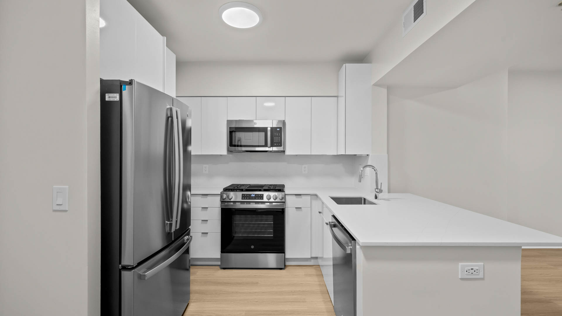 2400 M Apartments 5 of 12