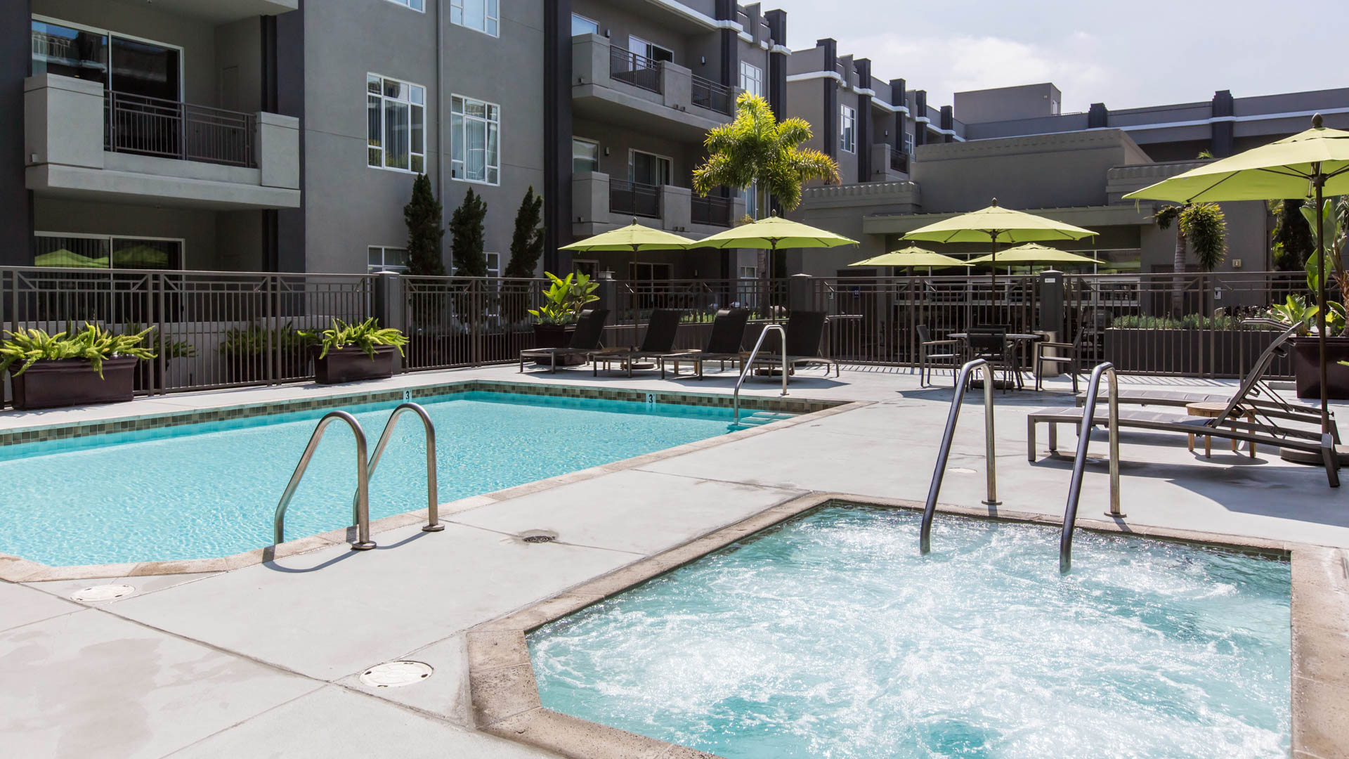 Pool at Victor on Venice Apartments (2 of 3)