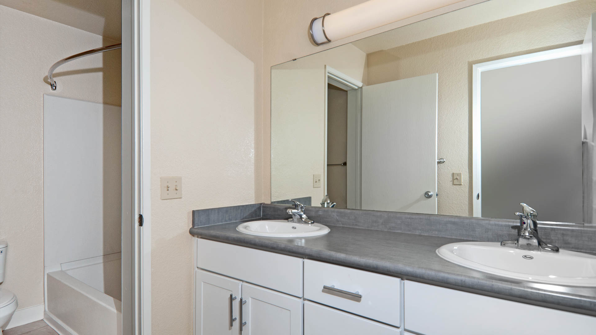 Verde Apartments 10 of 12