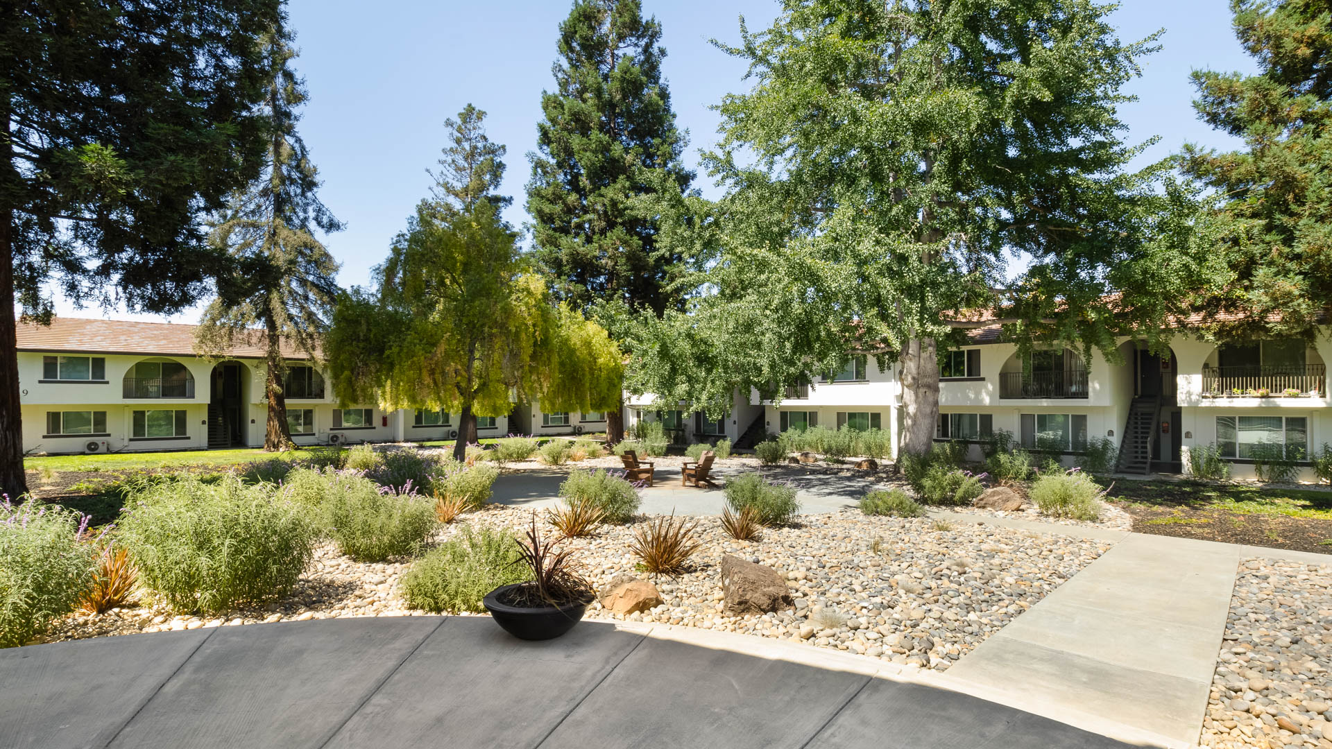 Courtyard at The Arches Apartments (1 of 2)