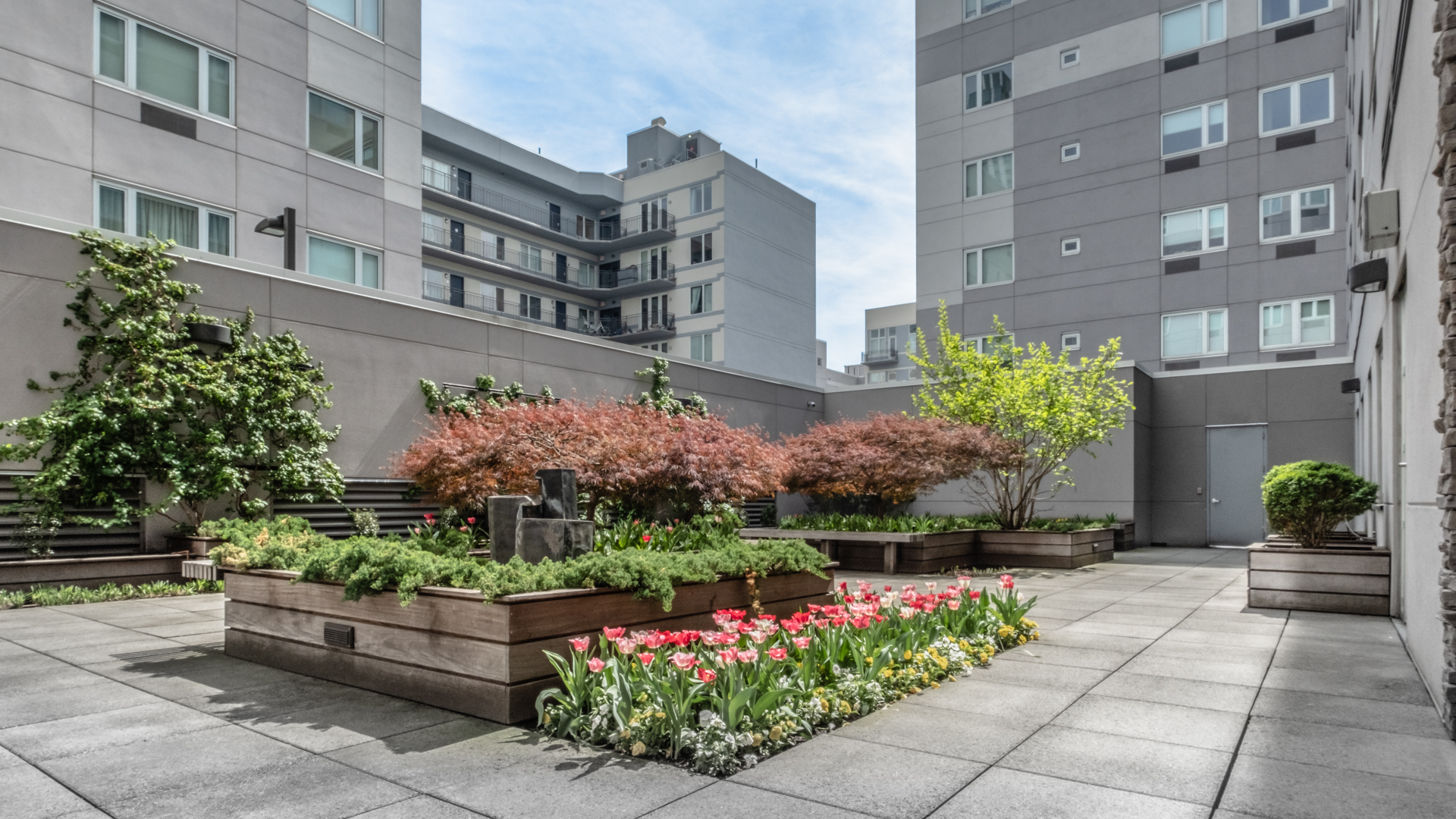 Courtyard at 175 Kent Apartments