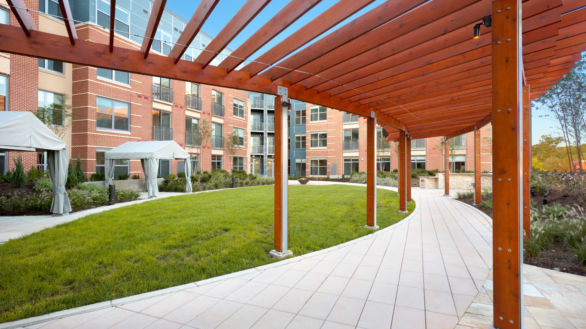 Courtyard at 2201 Pershing Apartments (2 of 2)