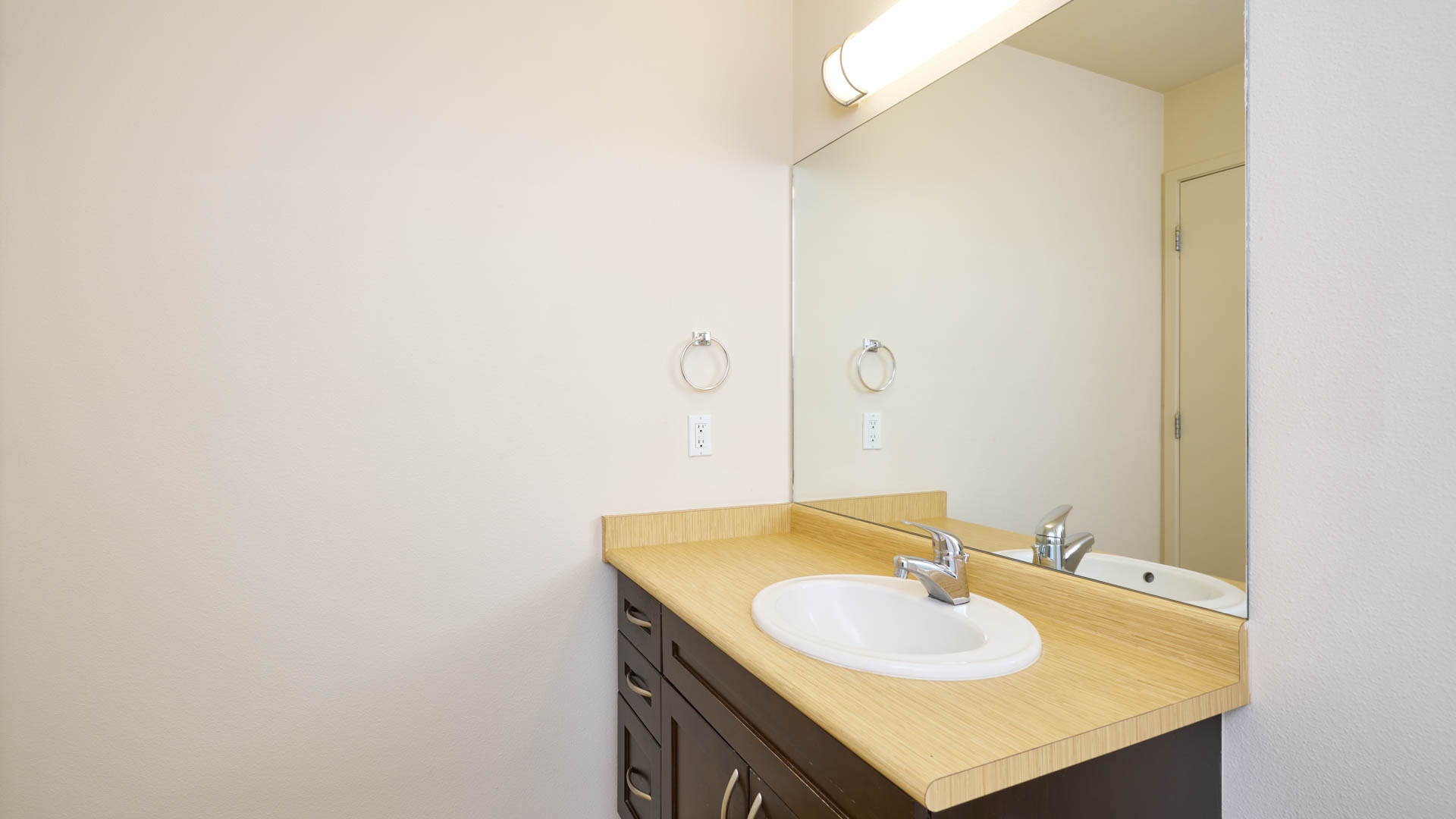 Veloce Apartments 1 of 12