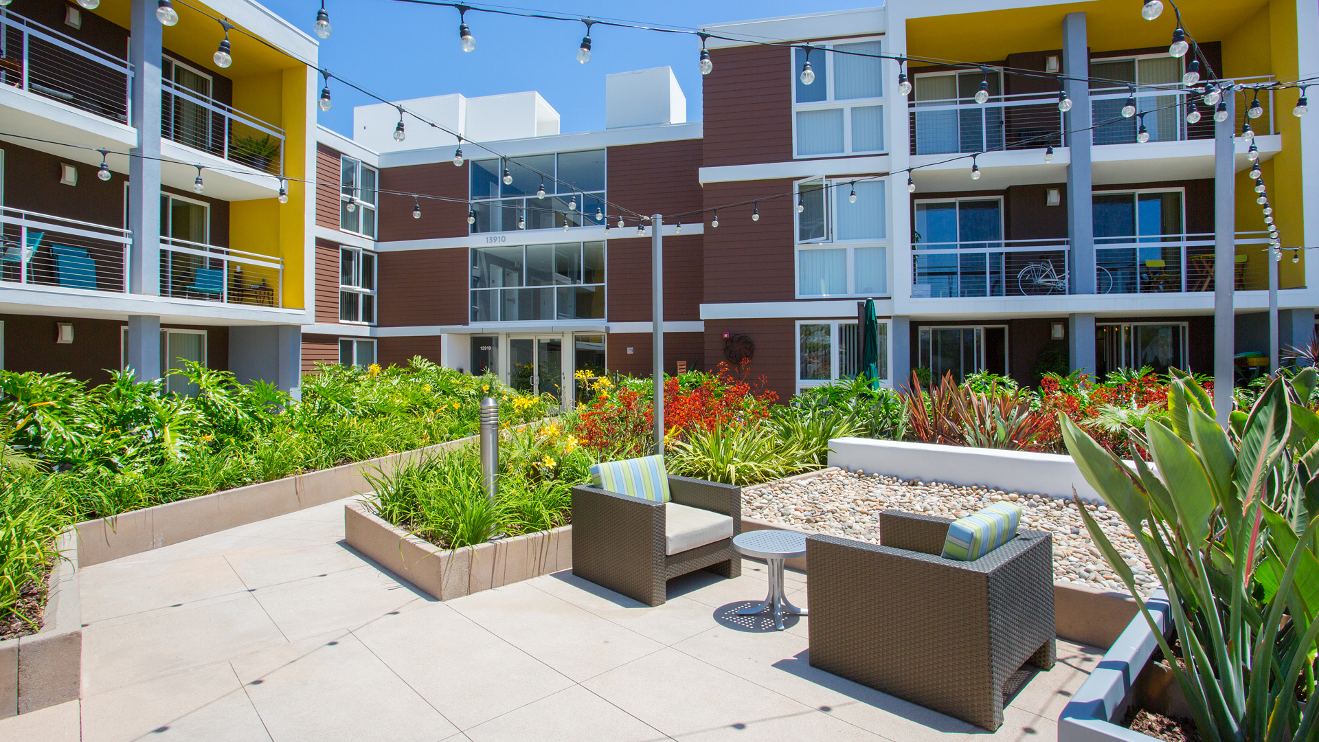Courtyard at Breakwater at Marina del Rey Apartments