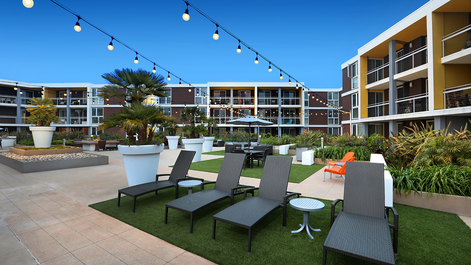 Lounge at Breakwater at Marina del Rey Apartments
