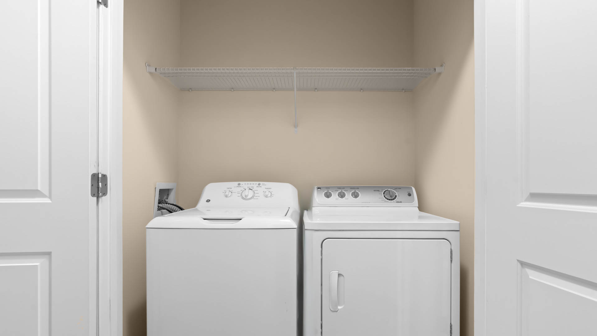 Laundry room at Gaithersburg Station Apartments