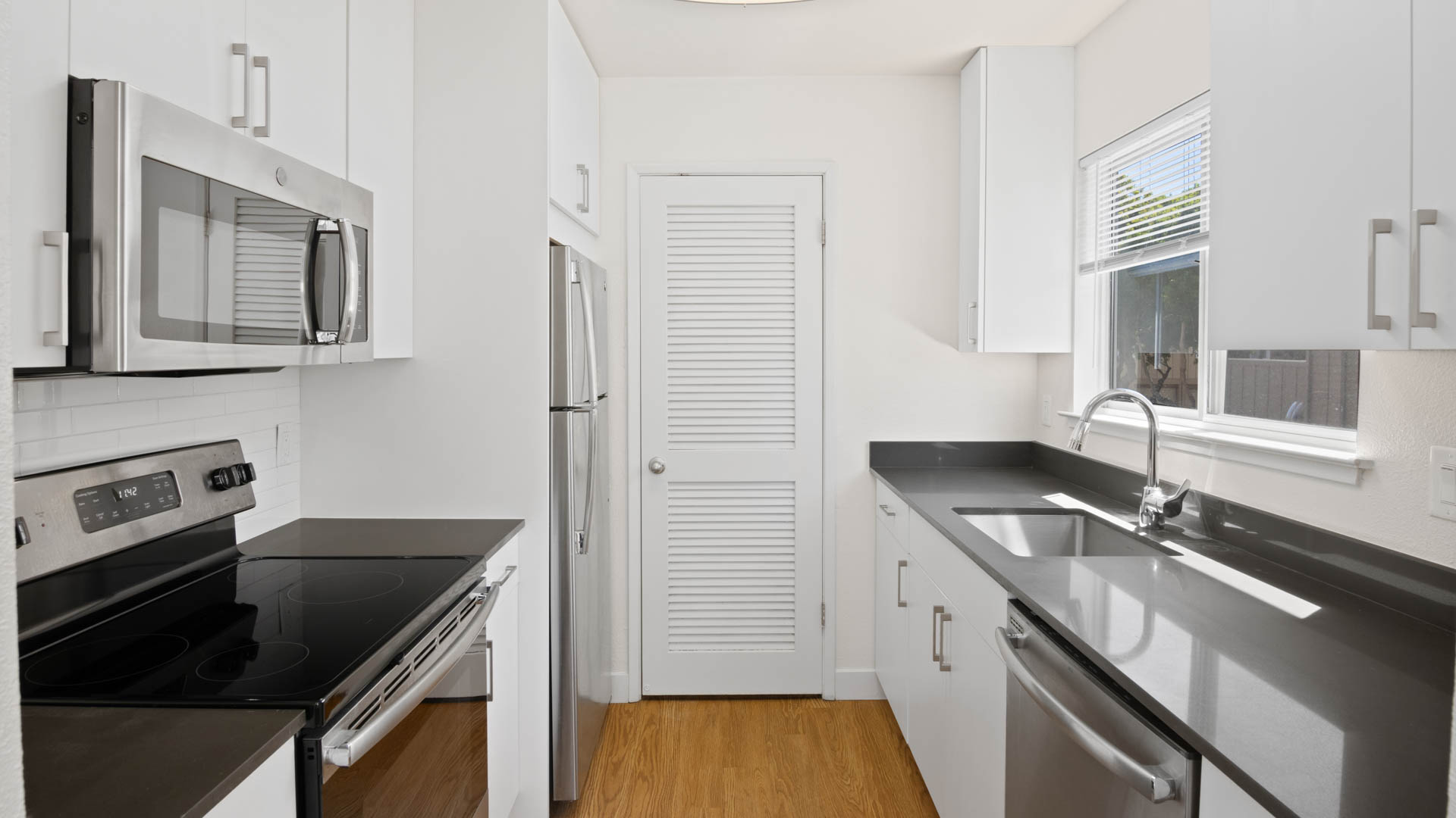 Riva Terra Apartments at Redwood Shores 9 of 12