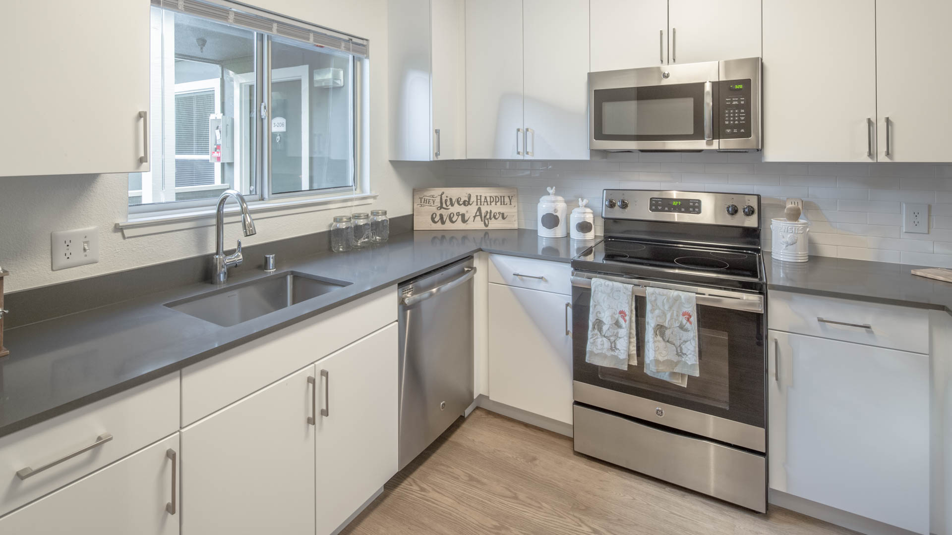 Riva Terra Apartments at Redwood Shores 8 of 12