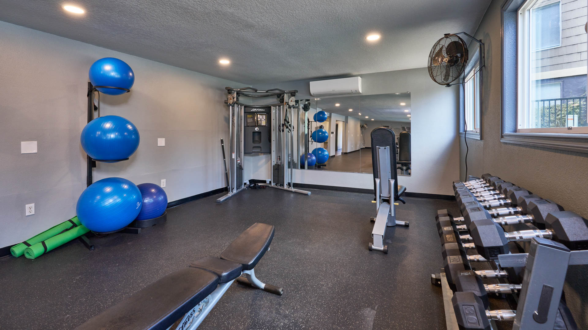 Gym at Redmond Court Apartments (1 of 2)