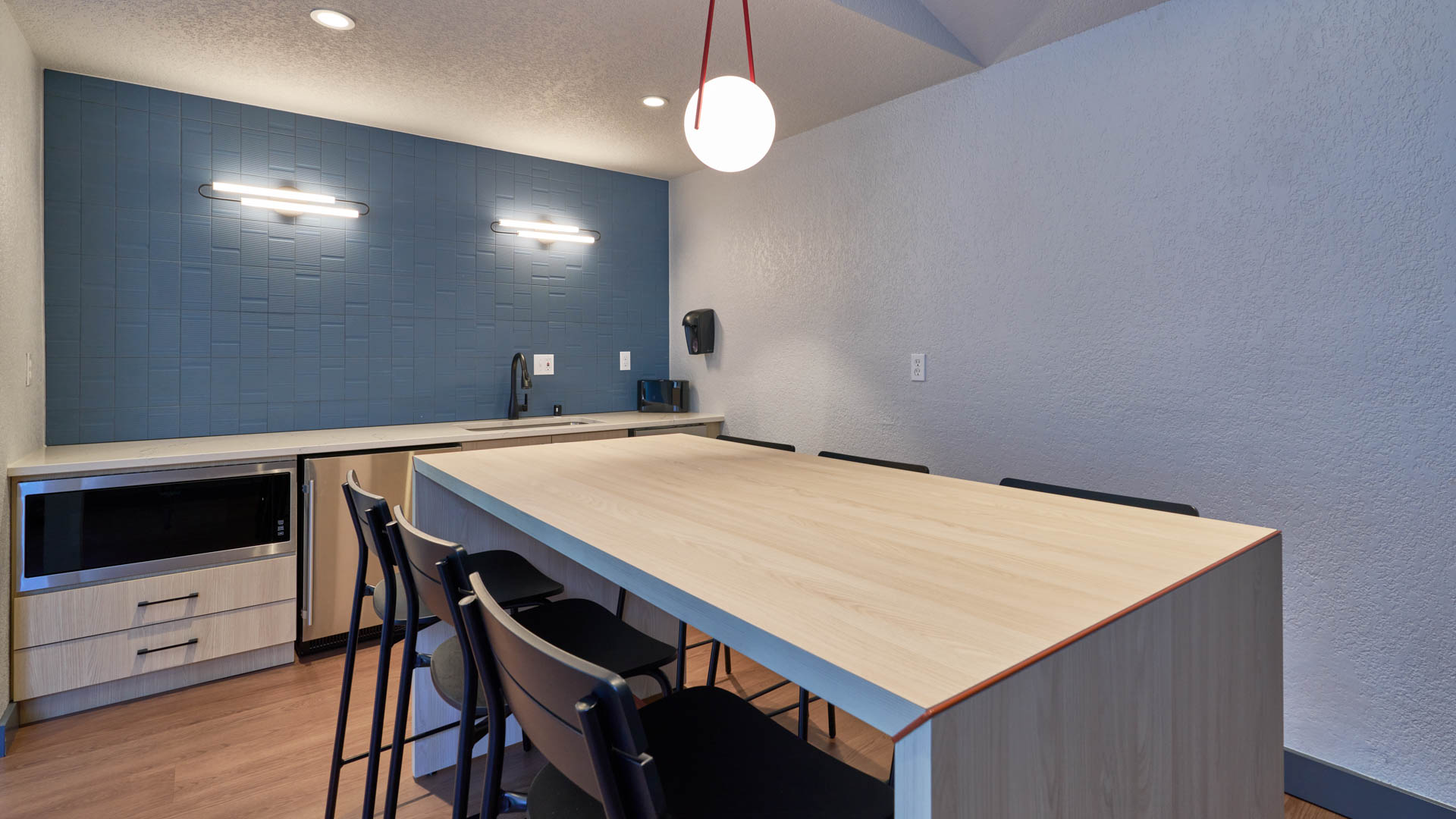 Lounge at Redmond Court Apartments (2 of 3)