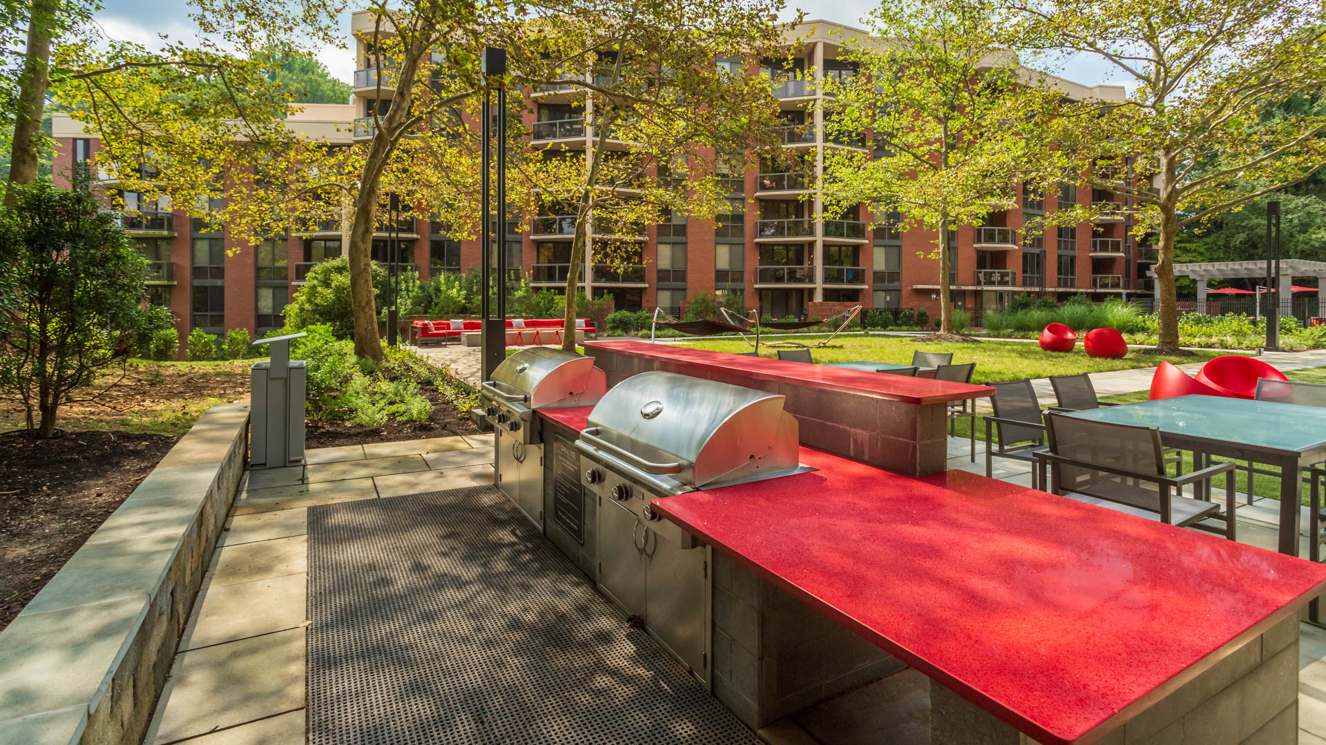 Grill area at 2501 Porter Apartments