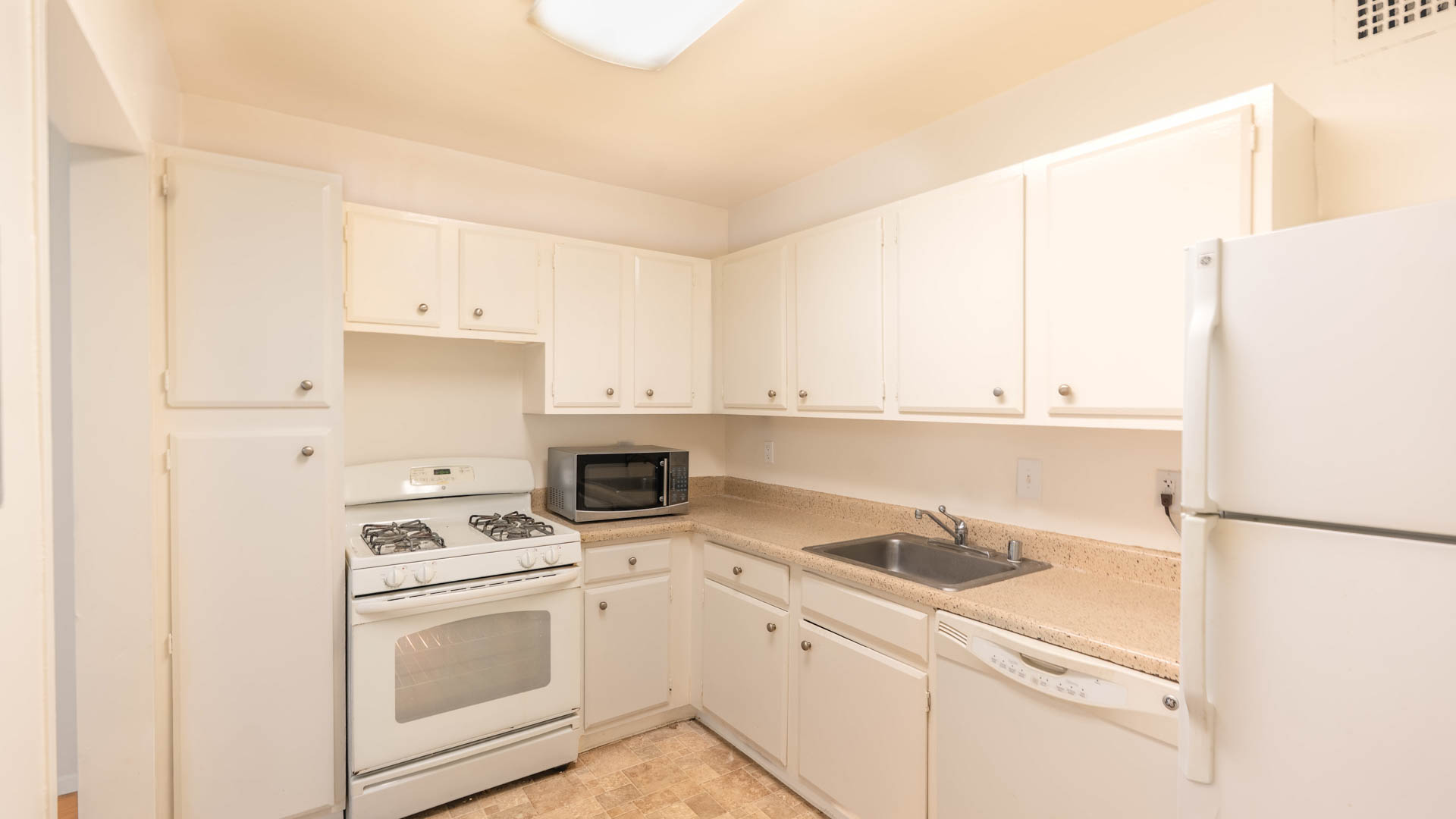 3003 Van Ness Apartments 4 of 11