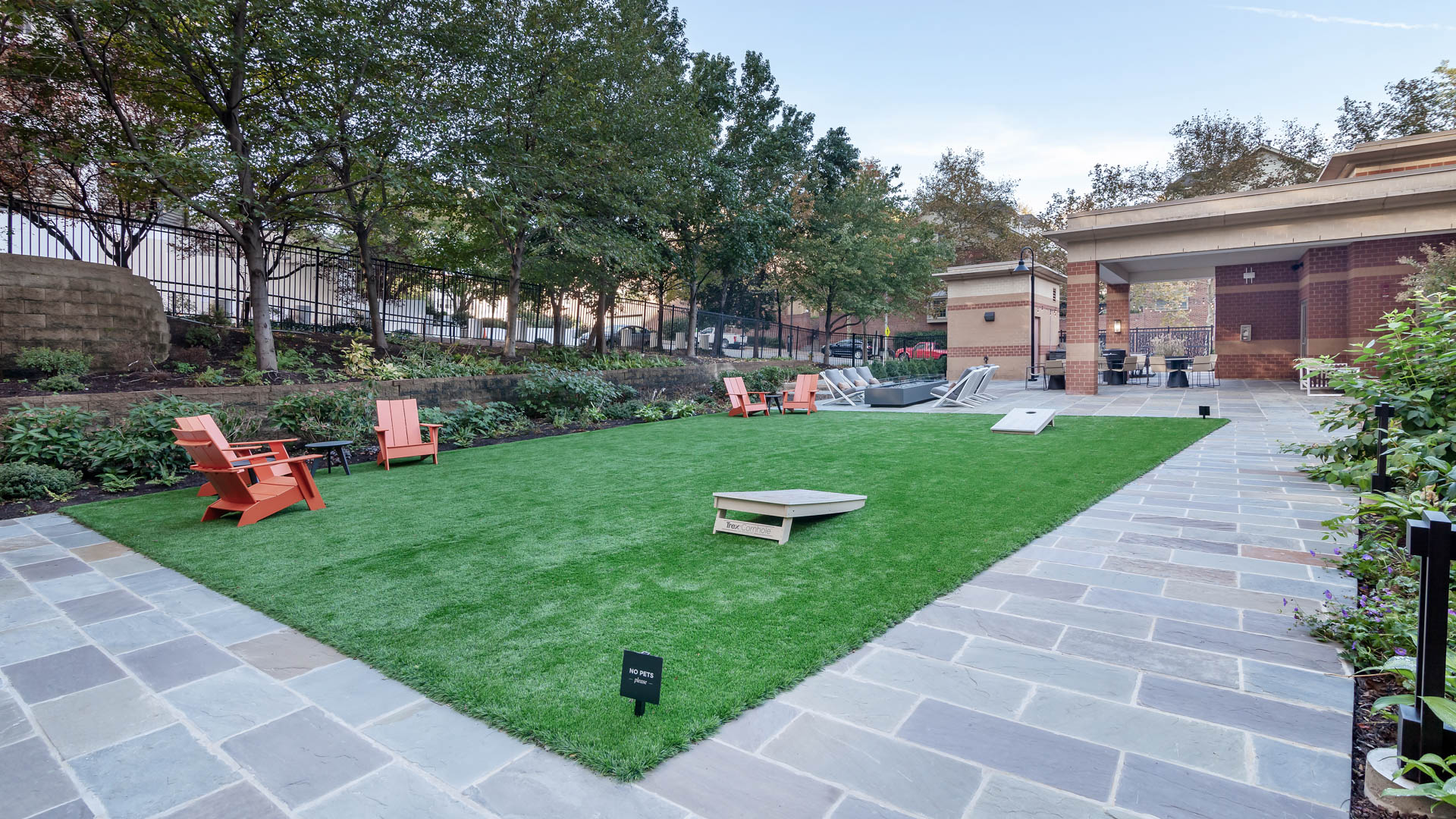 Courtyard at 1800 Oak Apartments