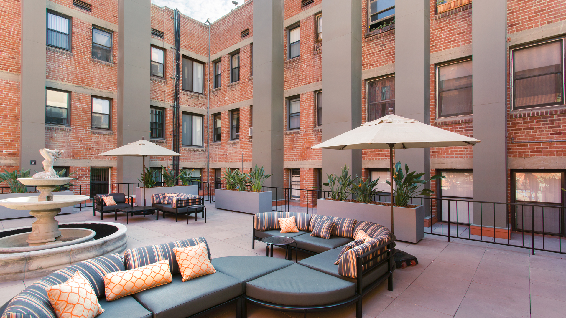 Courtyard at Vintage at 425 Broadway Apartments (5 of 5)