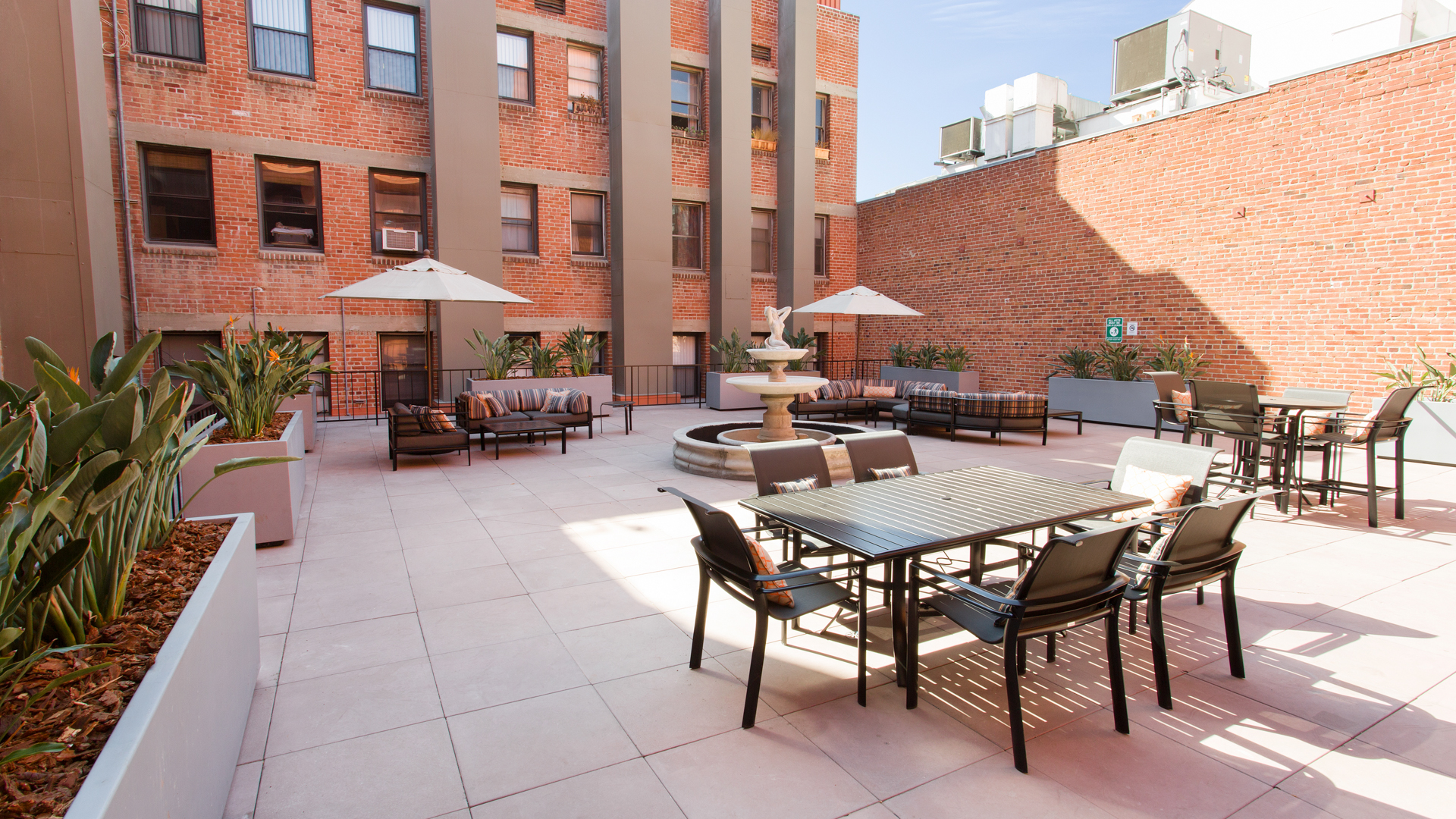 Courtyard at Vintage at 425 Broadway Apartments (3 of 5)