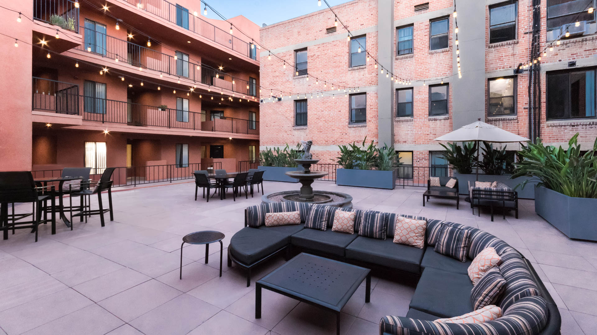 Courtyard at Vintage at 425 Broadway Apartments (2 of 5)