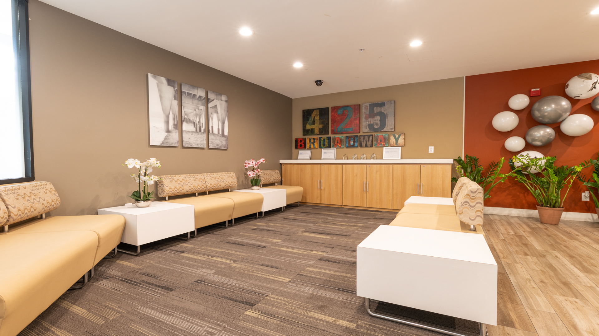 Lobby at 425 Broadway Apartments