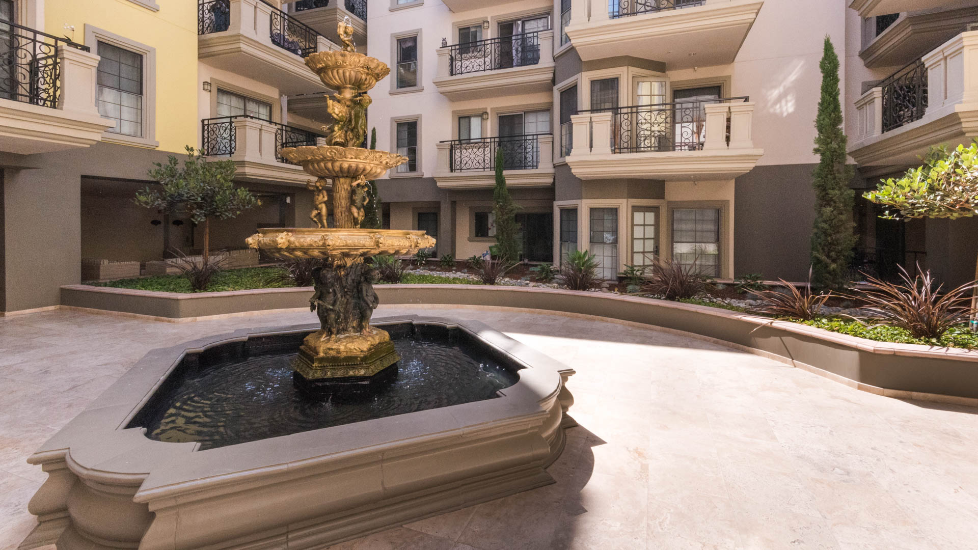 Courtyard at 425 Broadway Apartments (2 of 2)
