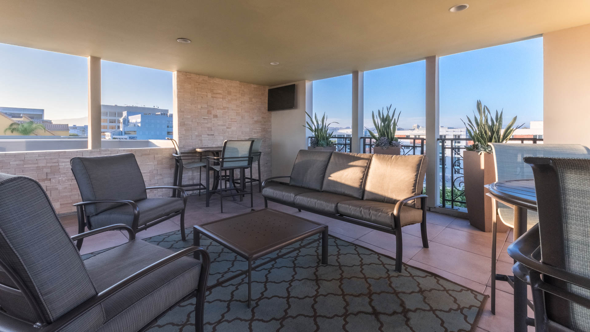 Lounge at 425 Broadway Apartments