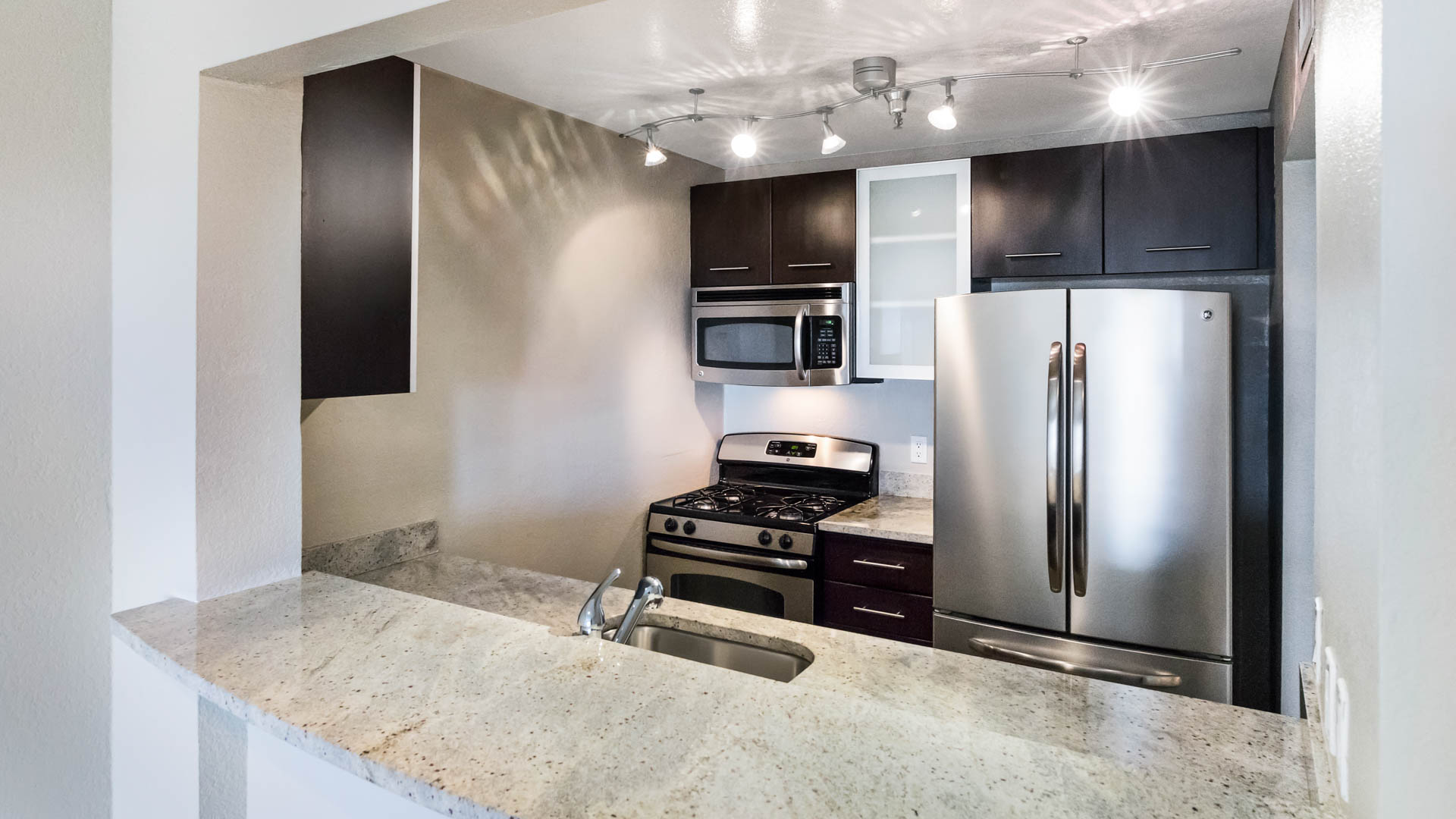 Vantage Hollywood Apartments 6 of 12