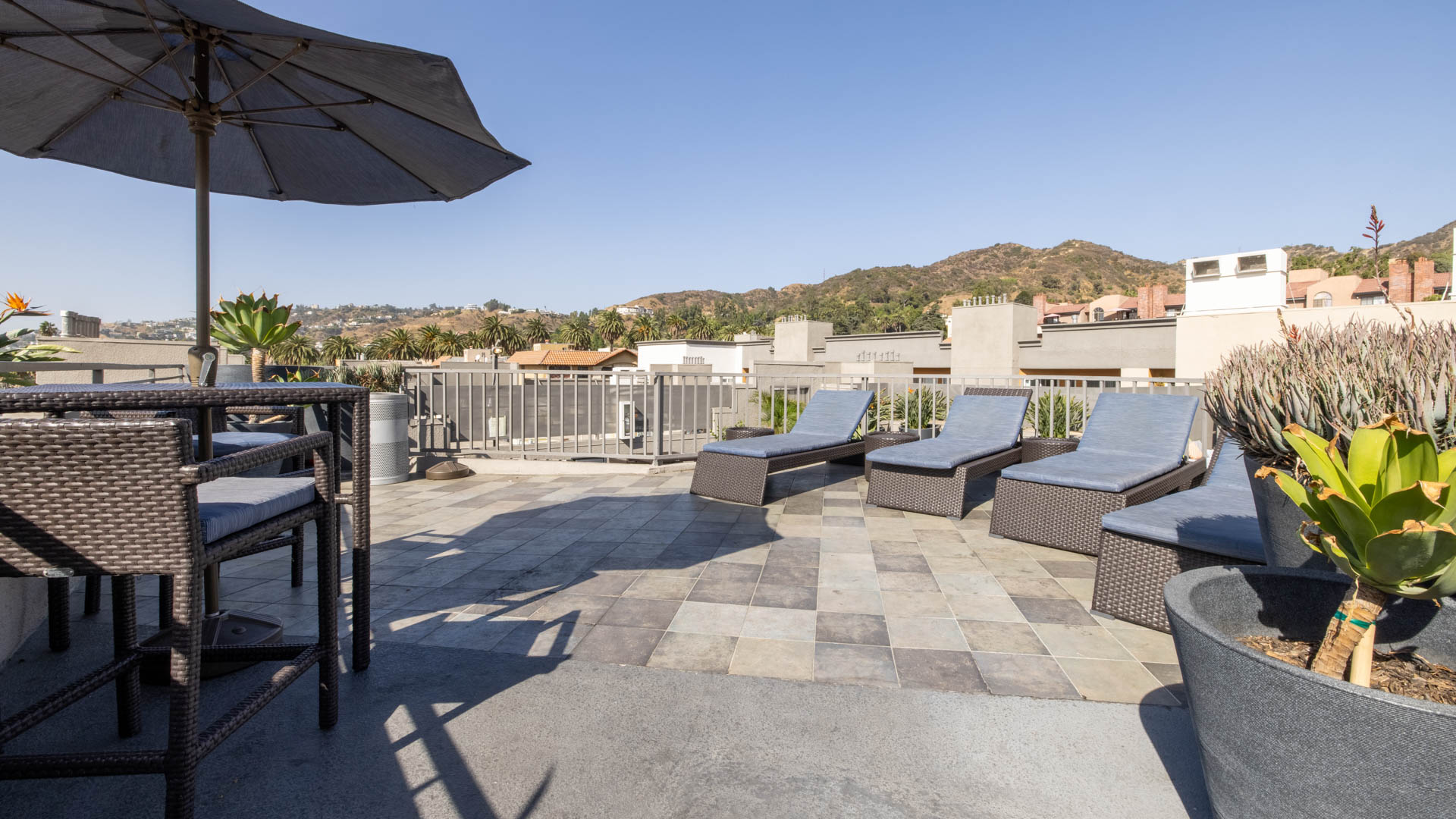Roof deck at Vantage Hollywood Apartments (2 of 3)