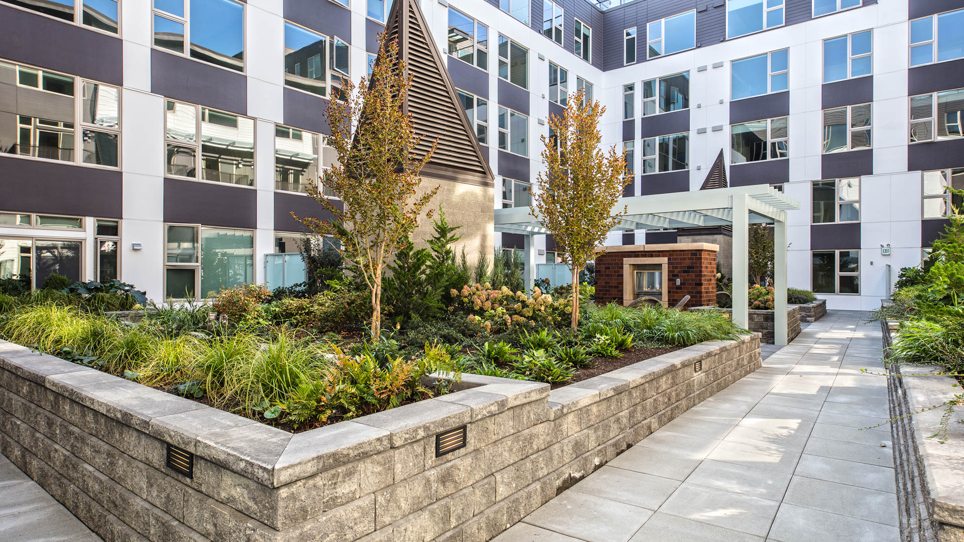 Courtyard at Venn at Main Apartments (3 of 4)