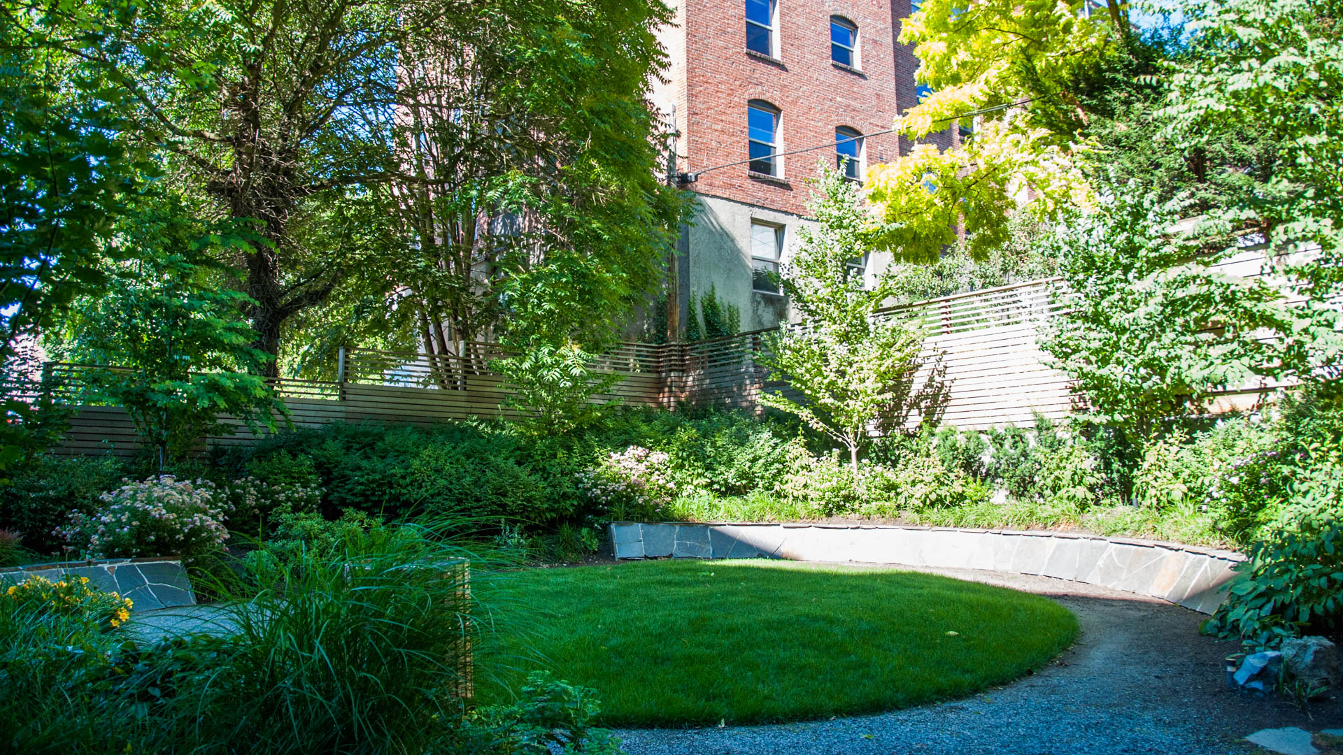 Courtyard at Chloe on Union Apartments