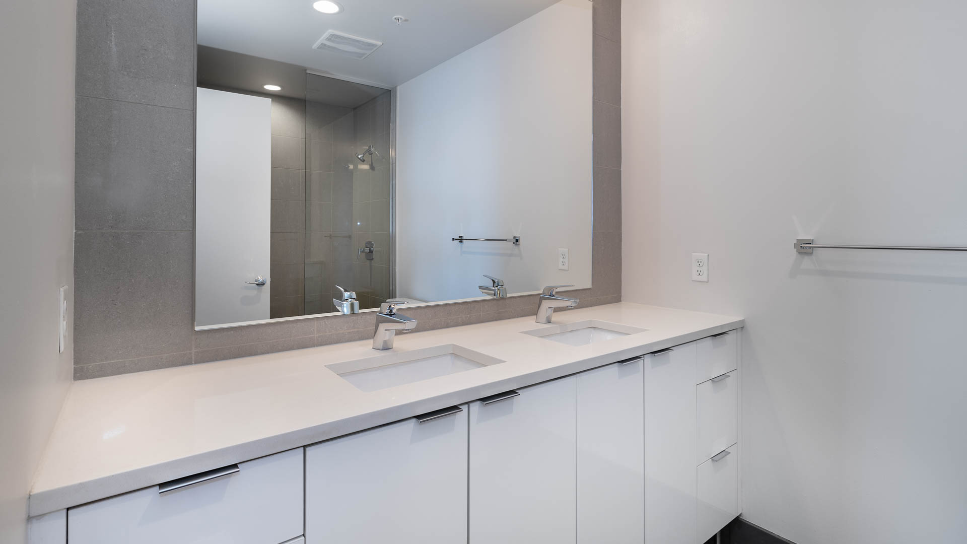 Eviva on Cherokee Apartments 2 of 11