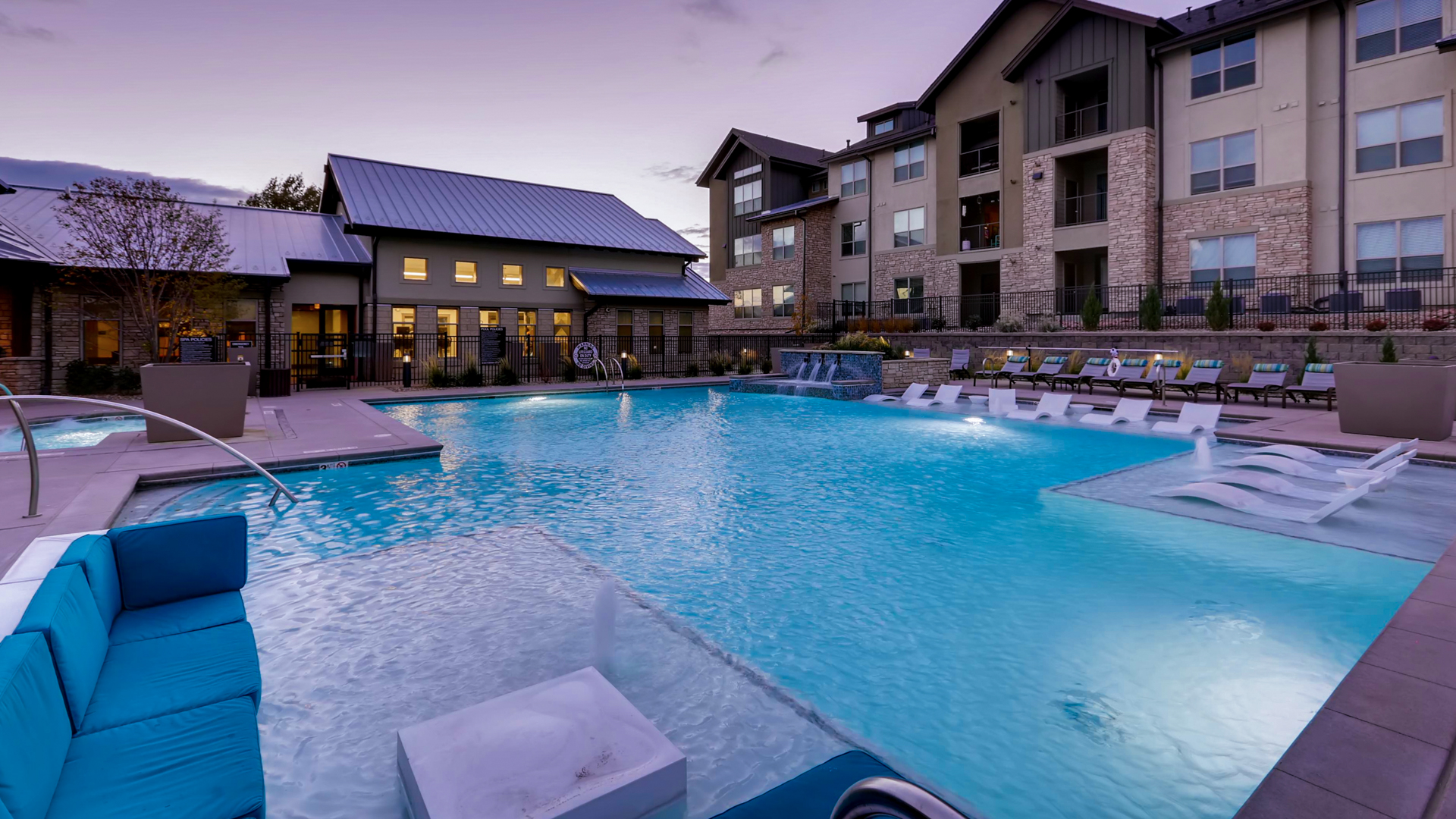 Pool at Venue at the Promenade Apartments (7 of 8)