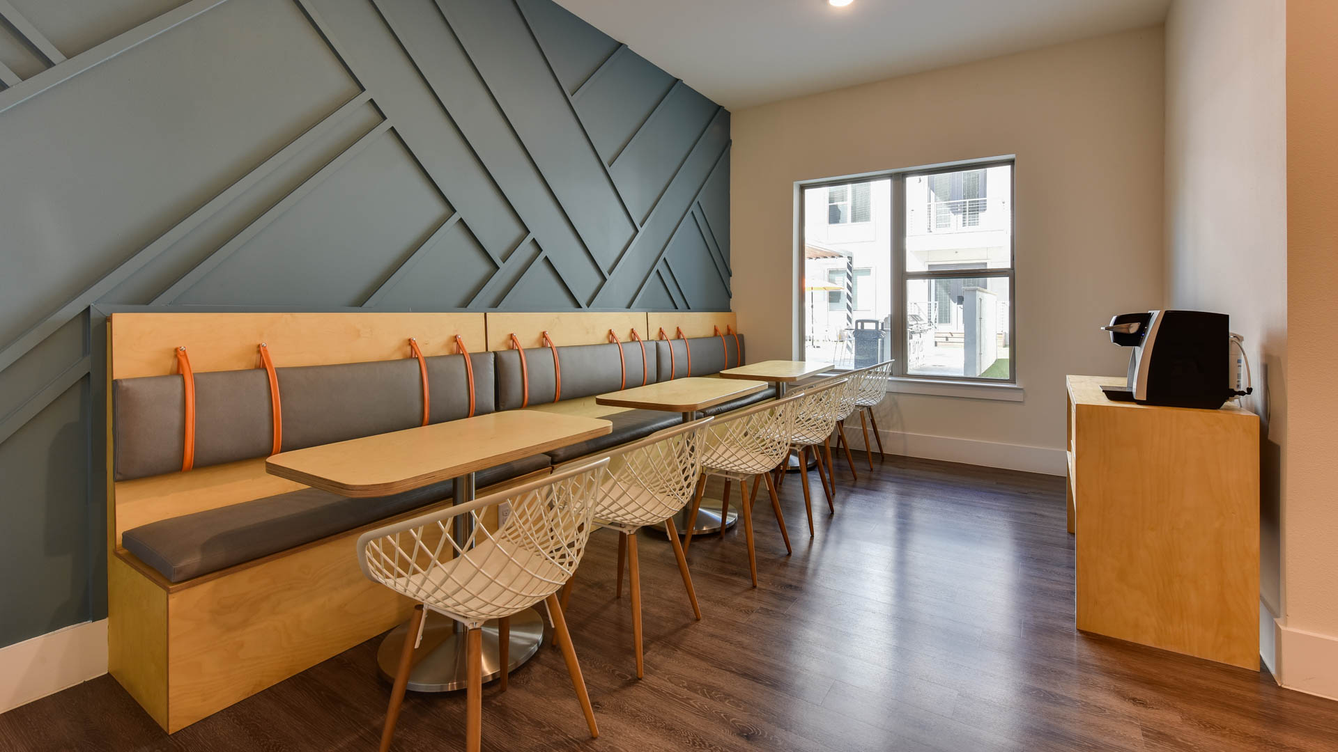Lounge at St. Johns West Apartments (2 of 3)
