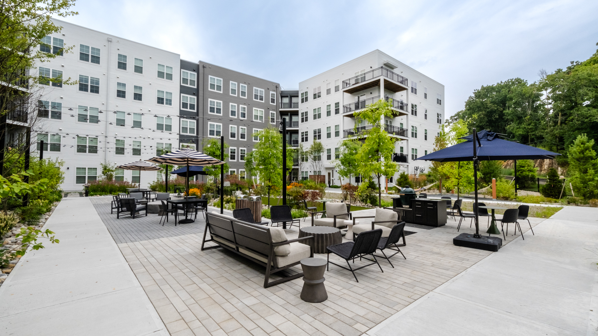 Courtyard at Alexan Harrison Apartments (5 of 8)