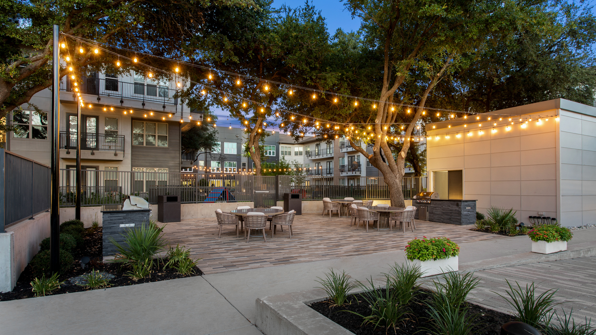 Courtyard at Crest at Park Central Apartments (3 of 3)