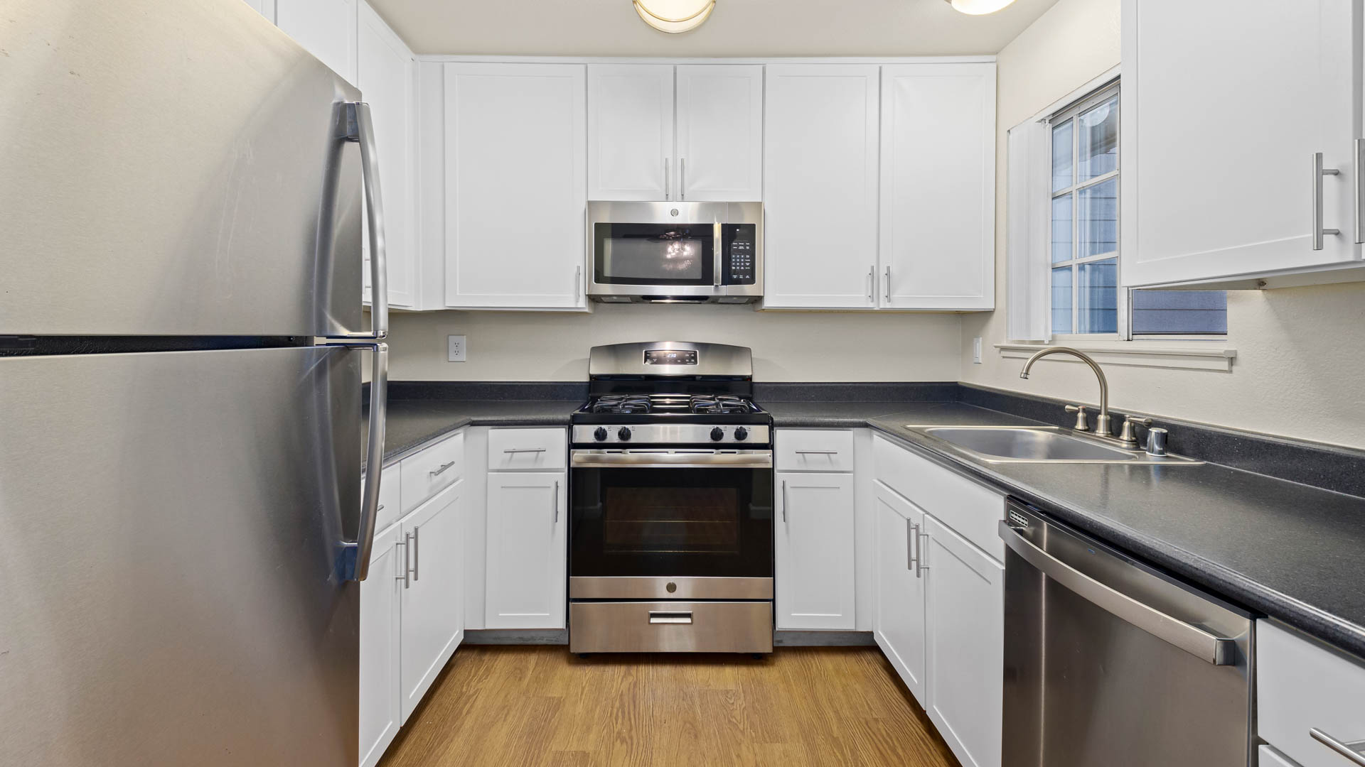 Lantern Cove Apartments 11 of 12