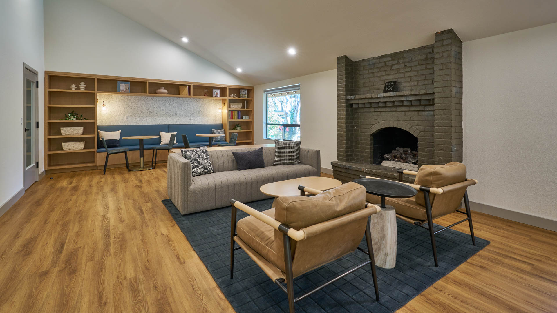Lounge at Bellevue Meadows Apartments