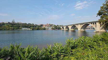 2400 M Apartments - Neighborhood