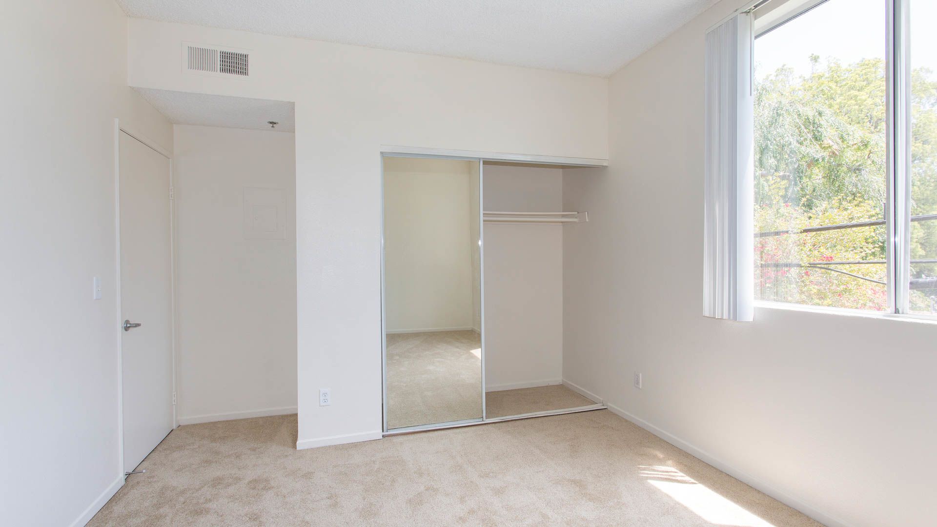 Versailles Apartments Woodland Hills 23100 Avenue San Luis