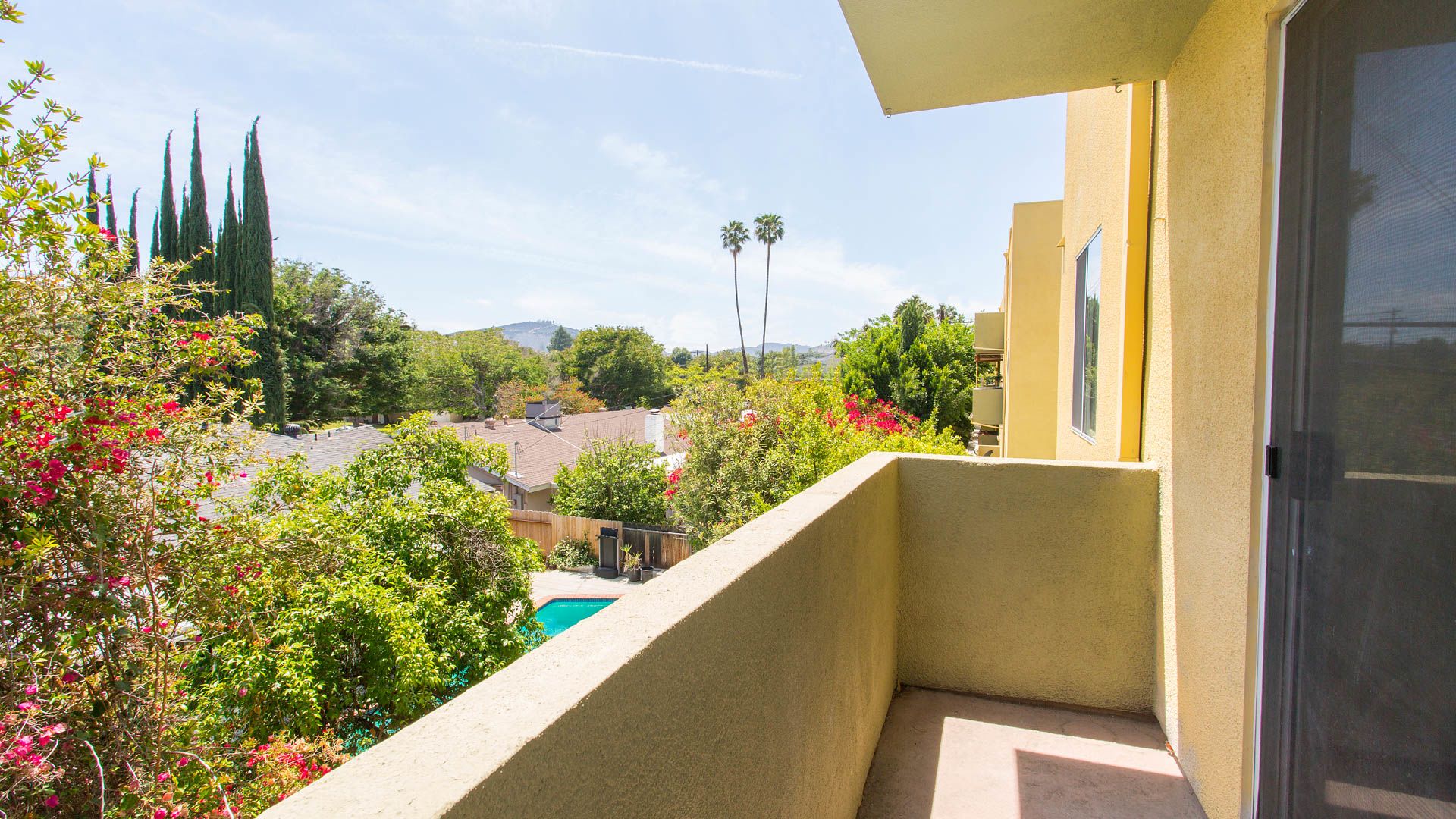 Versailles Apartments Woodland Hills 23100 Avenue San Luis