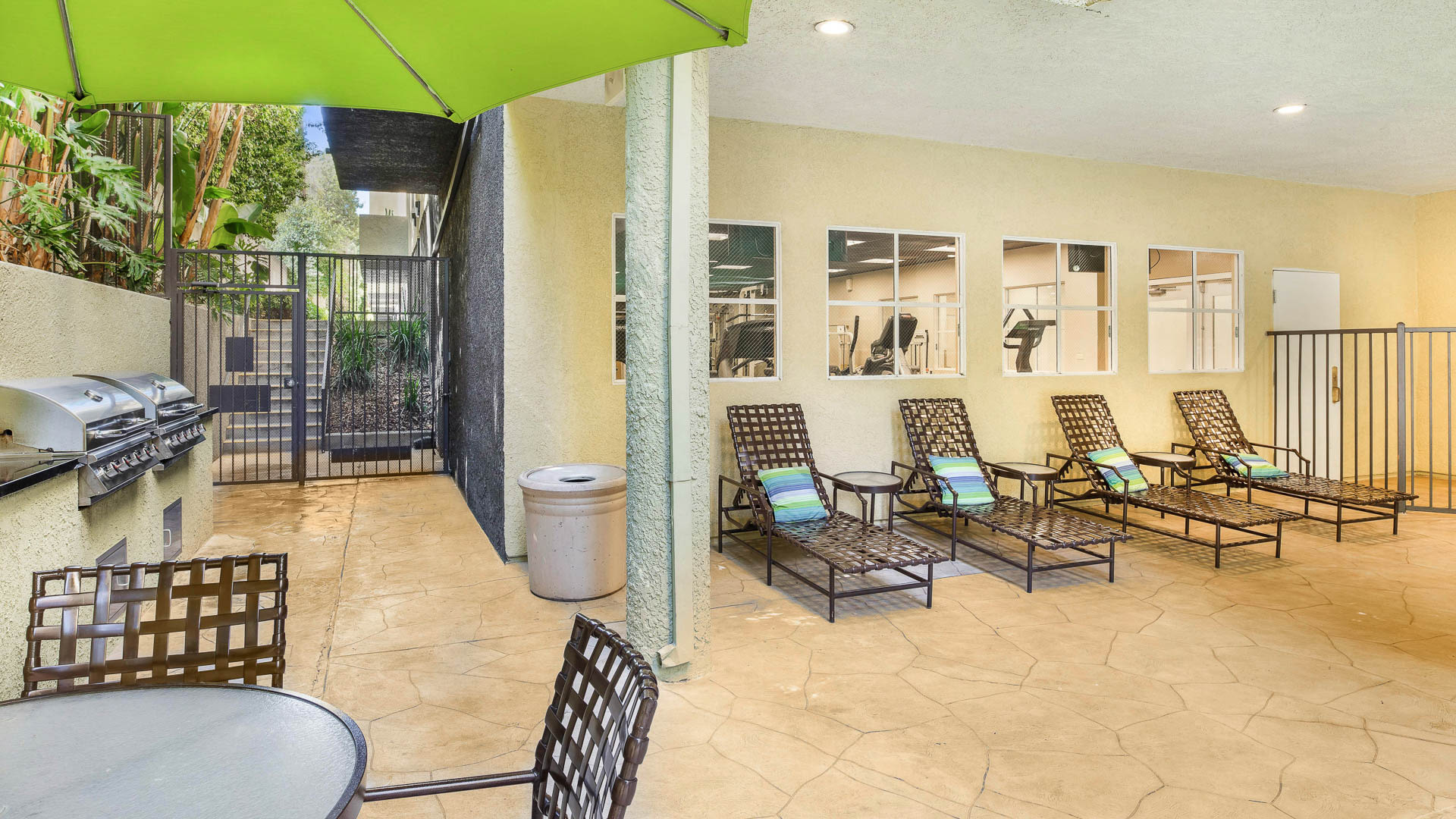 Versailles Apartments Woodland Hills 23100 Avenue San Luis