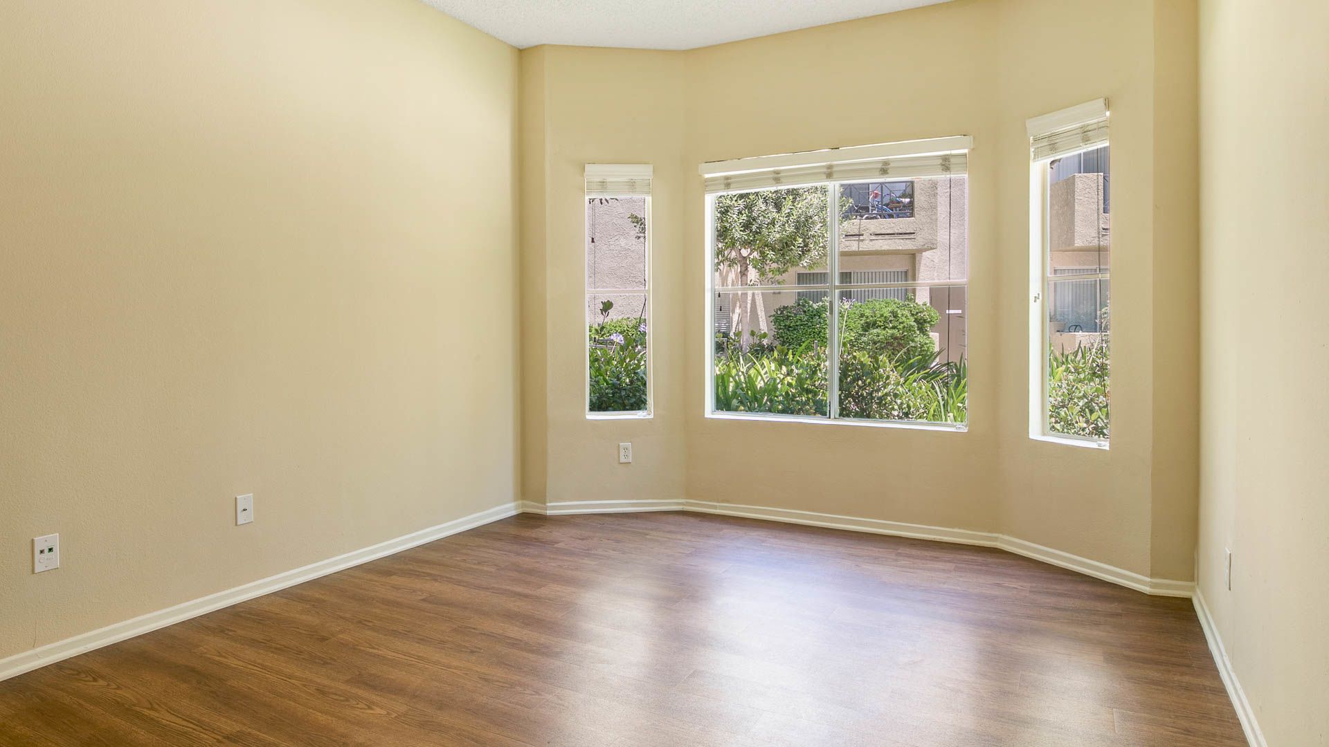 Kenwood Mews Apartments Burbank 230 North Kenwood Street Equityapartments Com