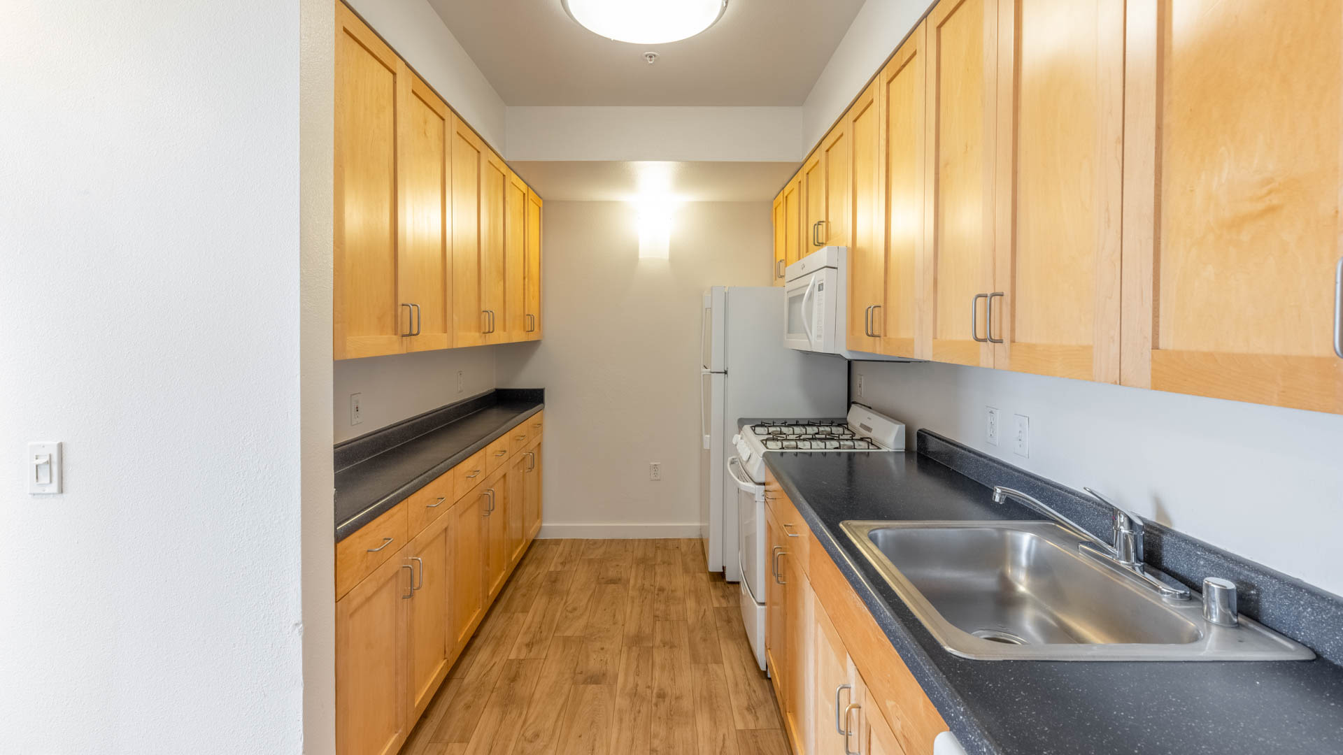 Berkeley Apartments - Acton Courtyard - Kitchen