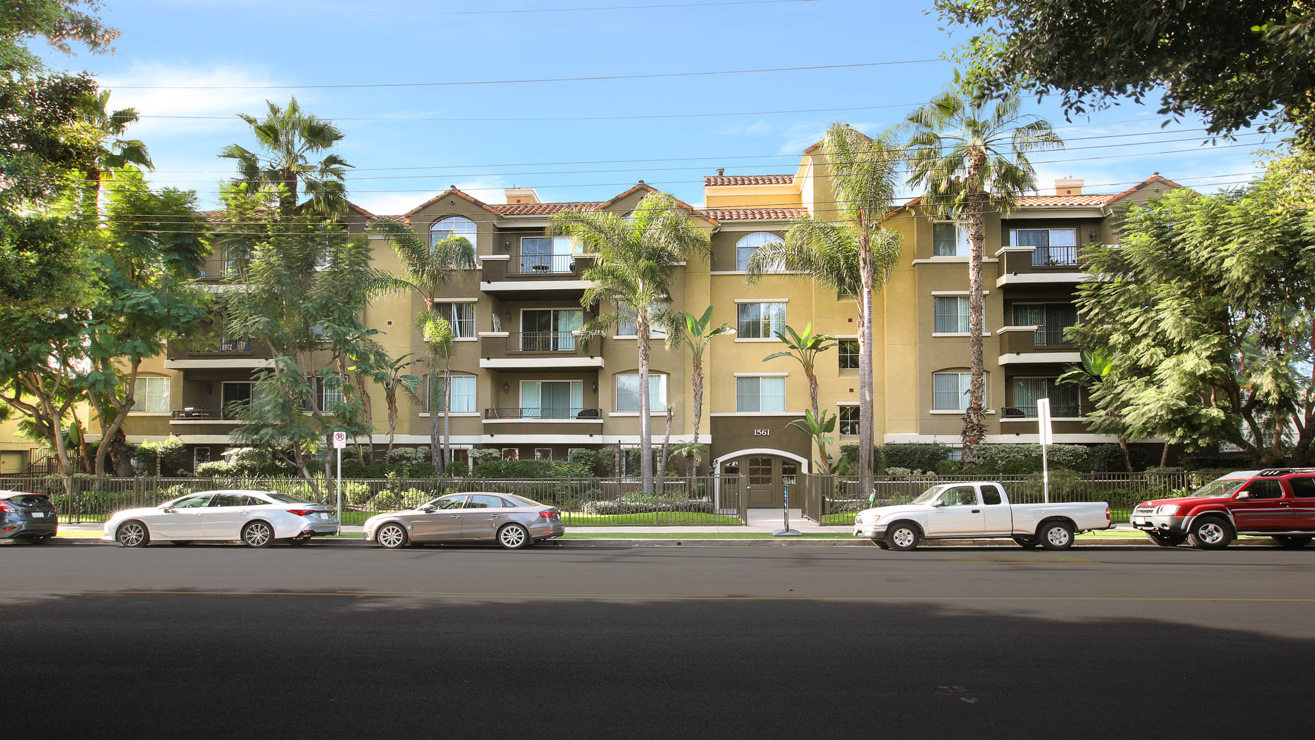 Westside On Barrington Apartments 1561 Barrington Ave In Brentwood Equityapartments Com