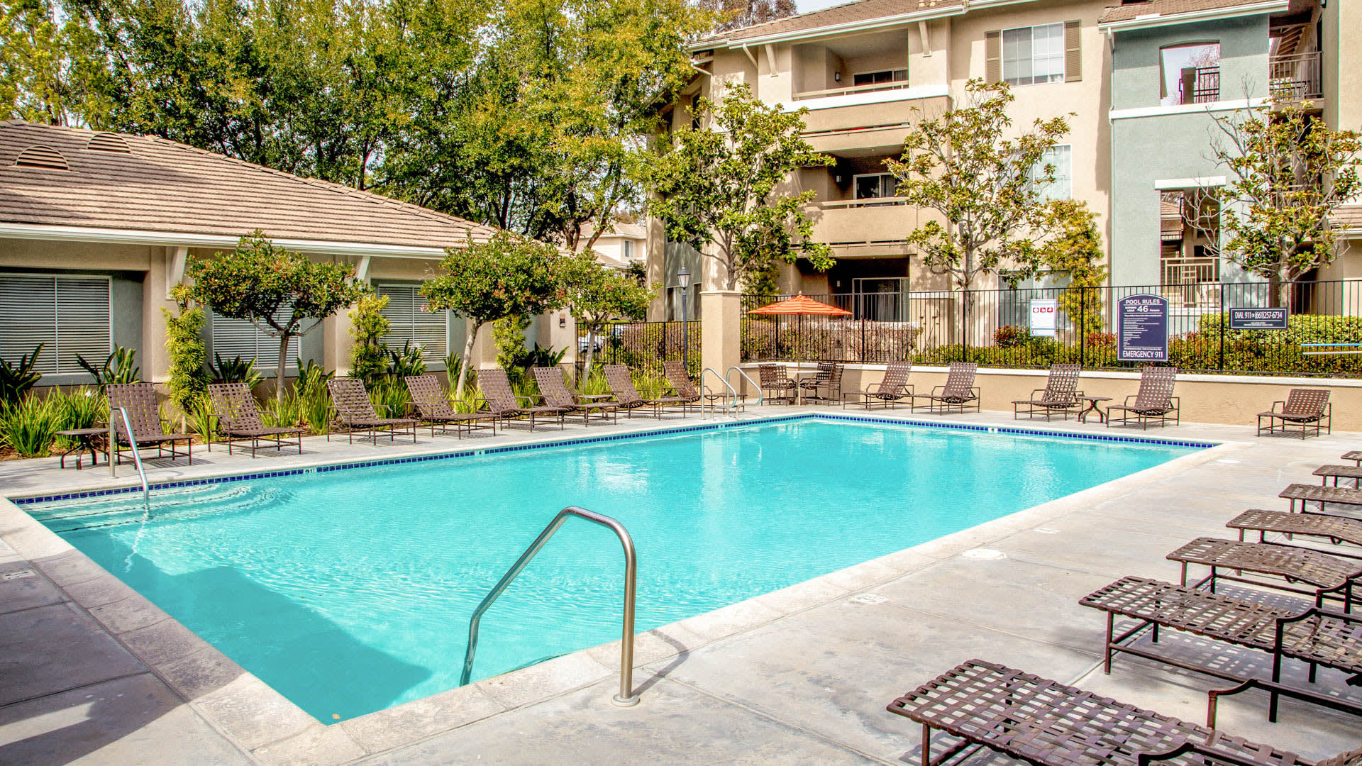 Skycrest Apartments - Swimming Pool