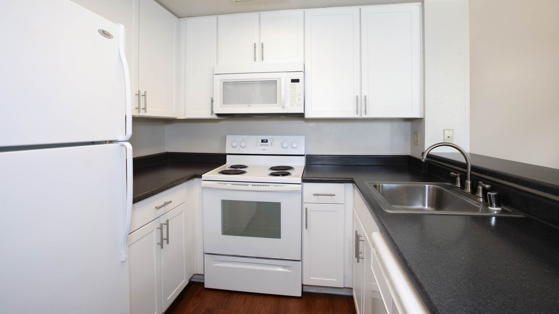 Villa Solana Apartments - Kitchen 