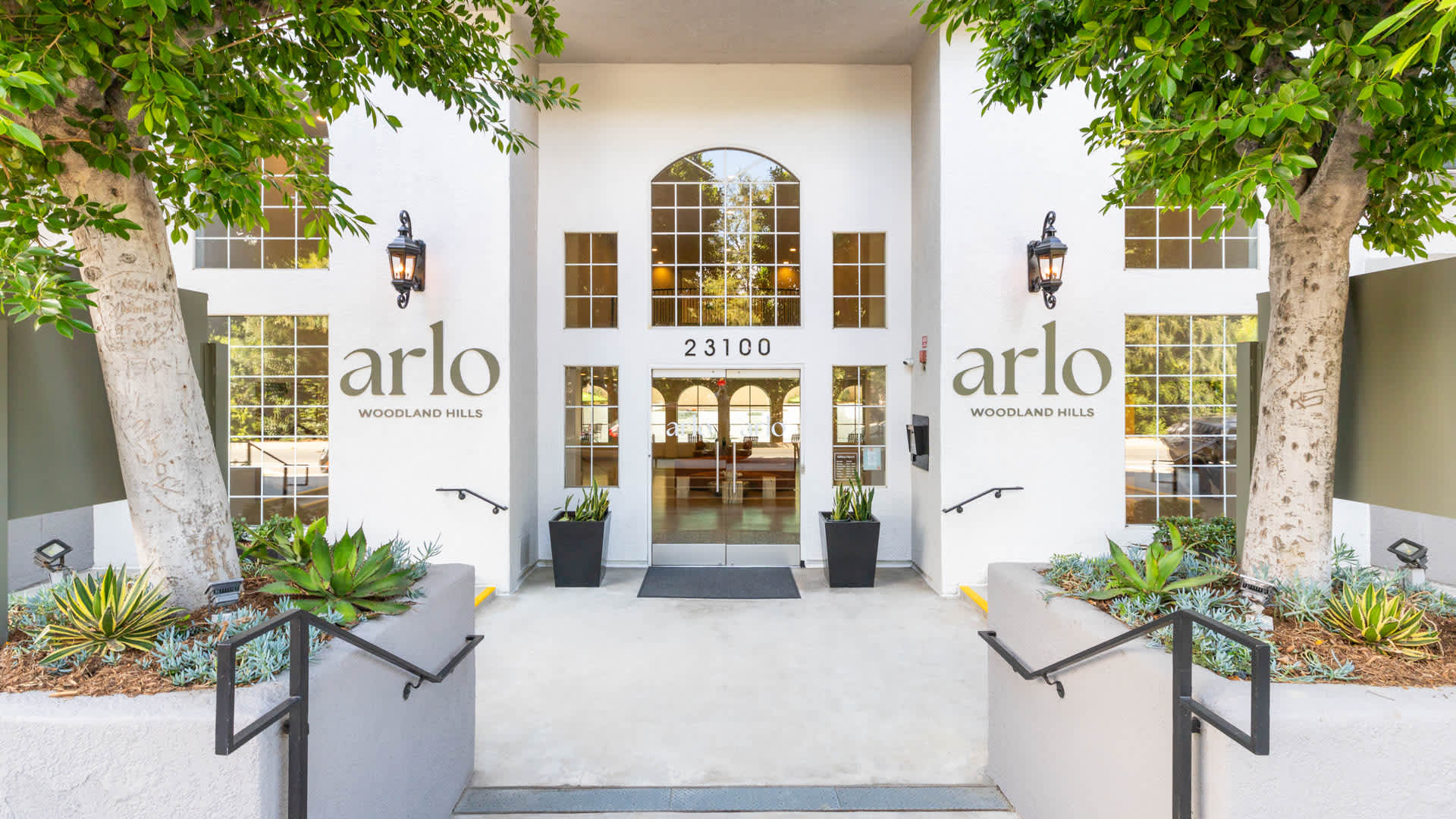 Arlo Woodland Hills Apartments - Exterior