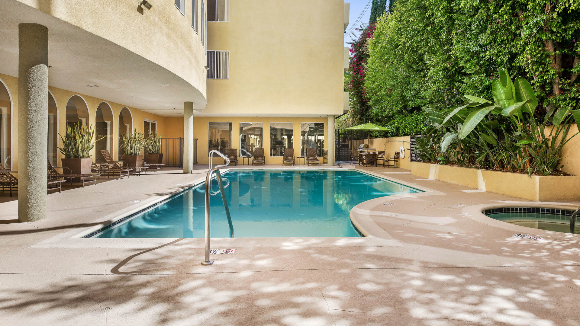 Versailles Apartments - Swimming Pool 