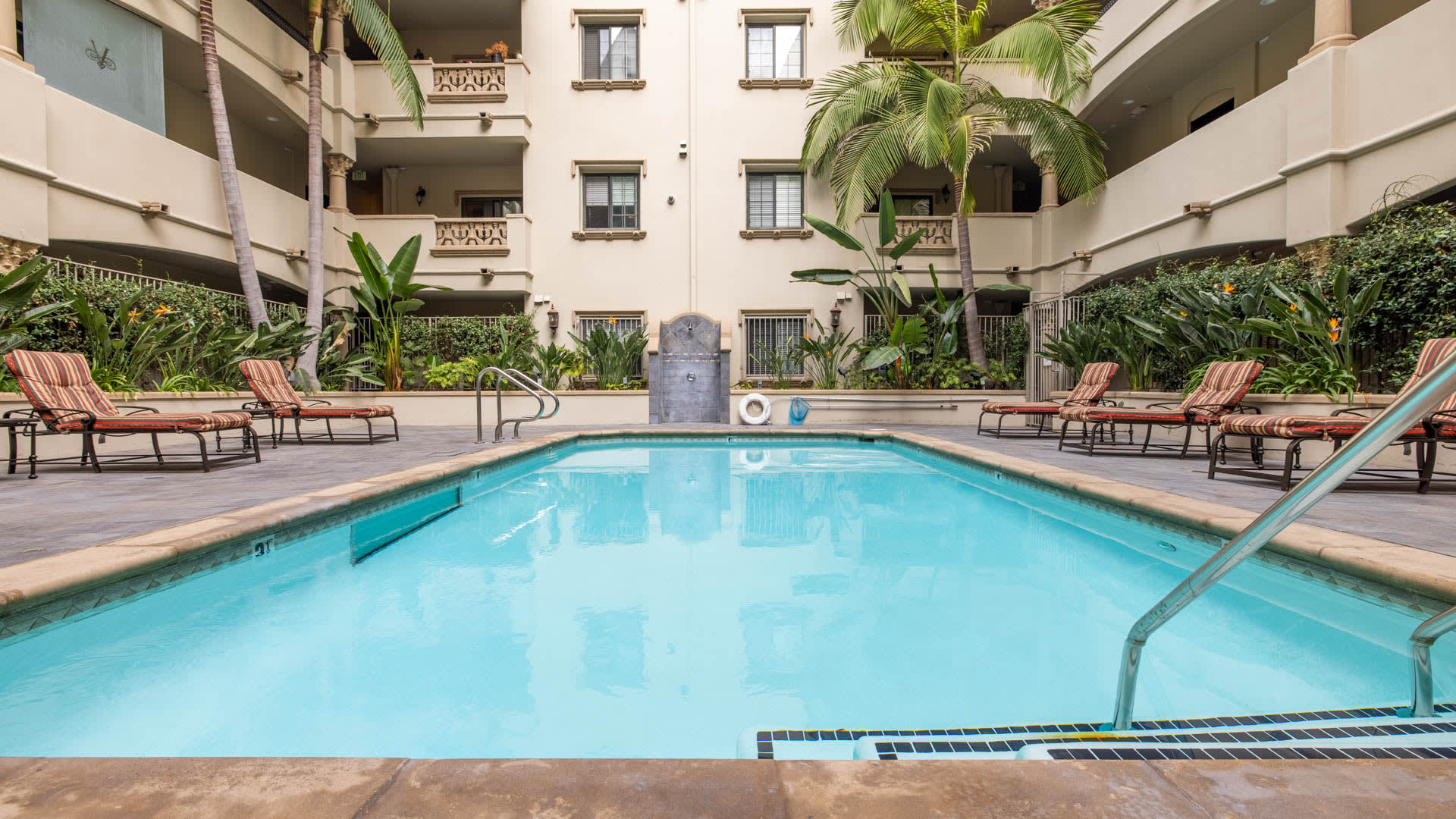 Versailles Koreatown - Swimming Pool