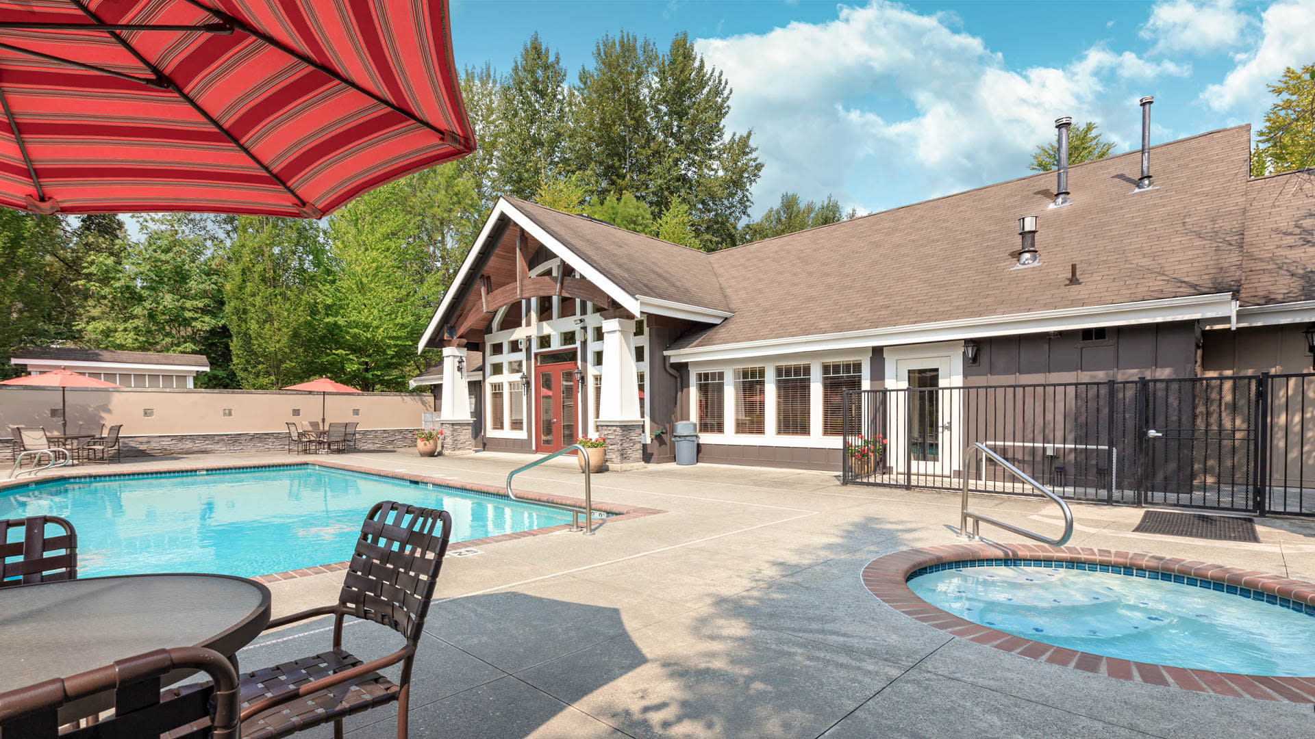 Providence Apartments - Swimming Pool and Hot Tub